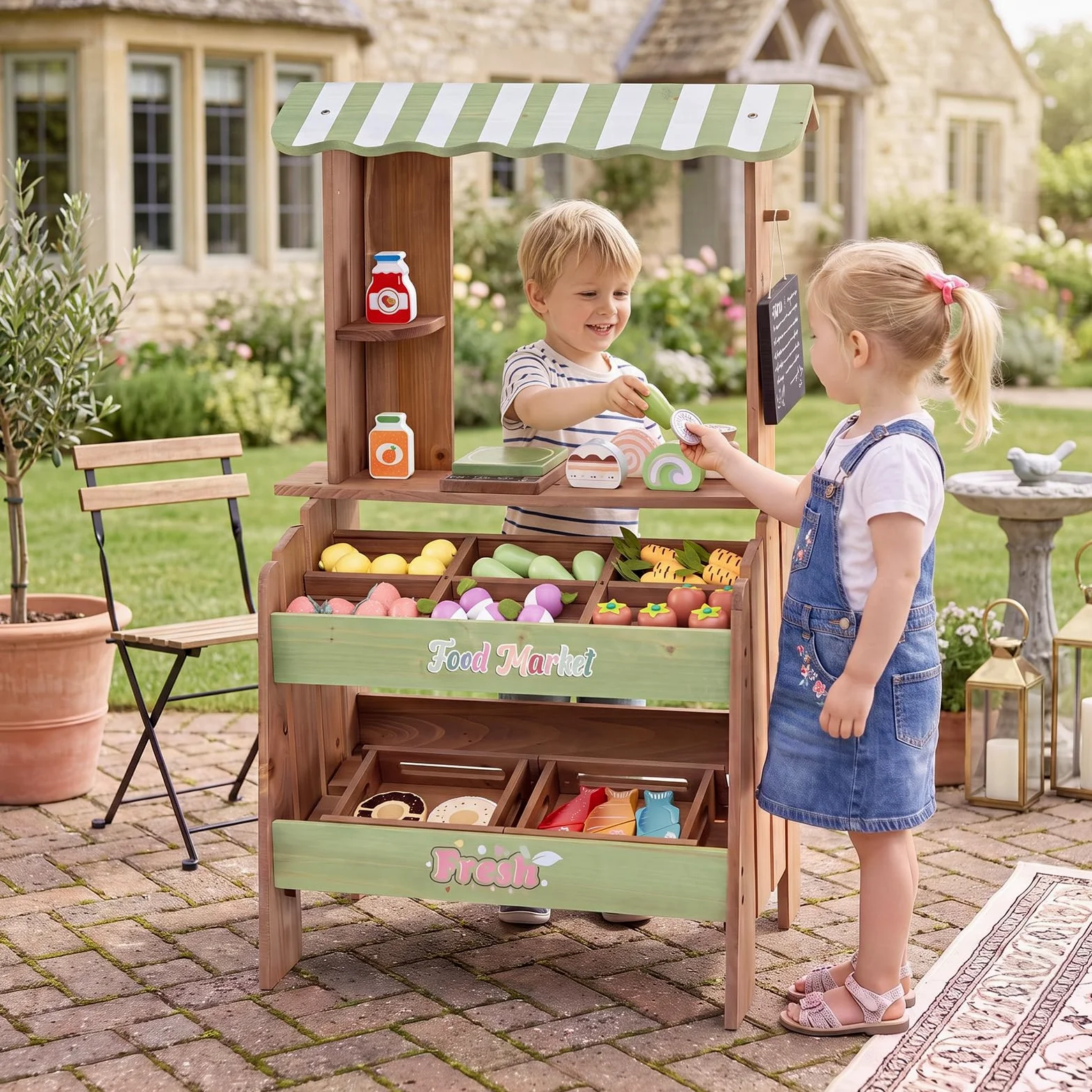 HOMASIS Puesto de Mercado Infantil | Tienda de Comestibles de Juguete con Pizarra, Toldo, Compartimentos, Cajas, Accesorios y Estructura de Madera de Abeto