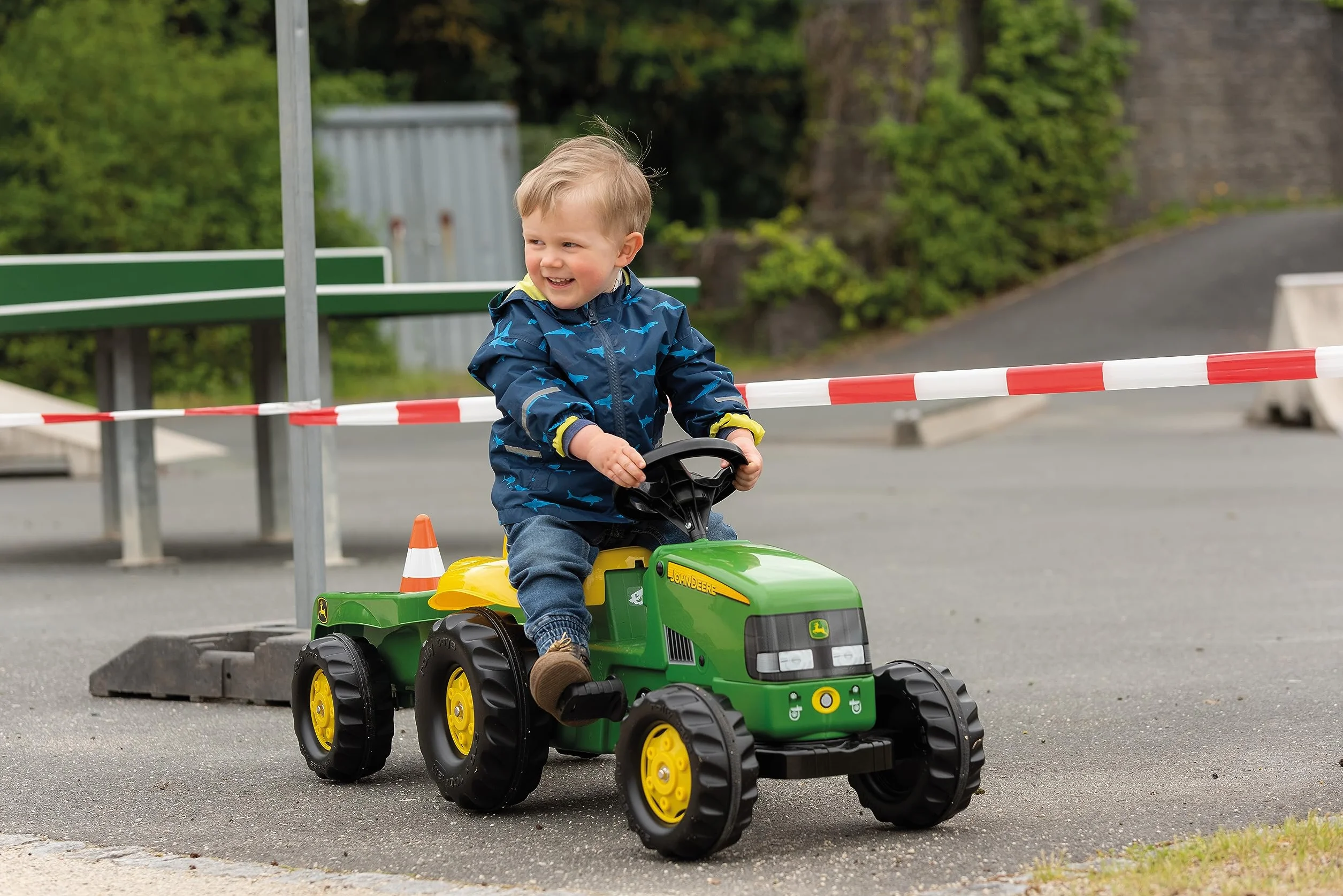 Rolly Toys 012190 - rollyKid John Deere (con remolque, dirección por palanca giratoria, edad 2,5 - 5 años, enganche trasero), verde, 134,0 x 52,0 x 47,0 cm