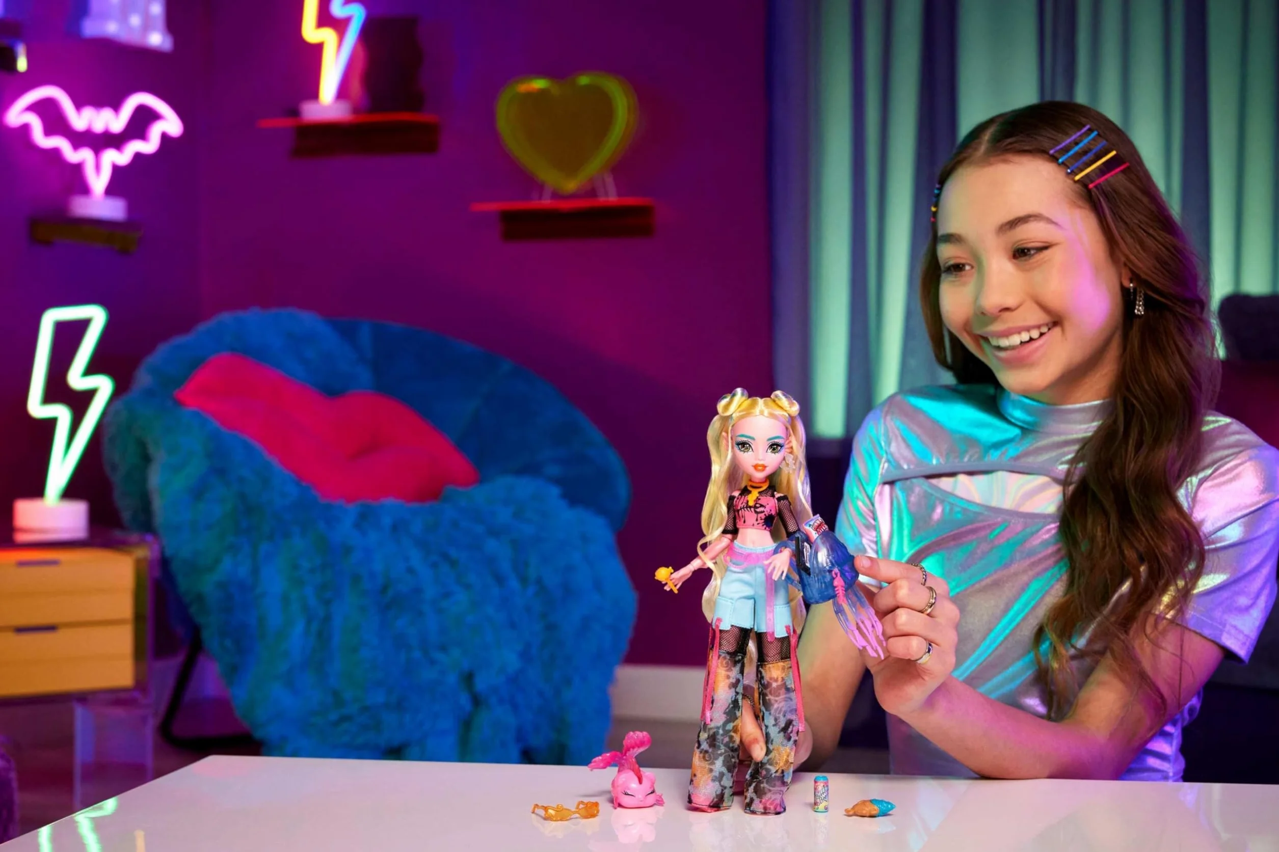 Monster High Lagoona Blue, Muñeca monstruita Marina con Camiseta de Malla y Pantalones Cargo de los años 2000, Incluye Mascota pez Neptuna, Juguete Regalo para niños y niñas +4 años, HXH75