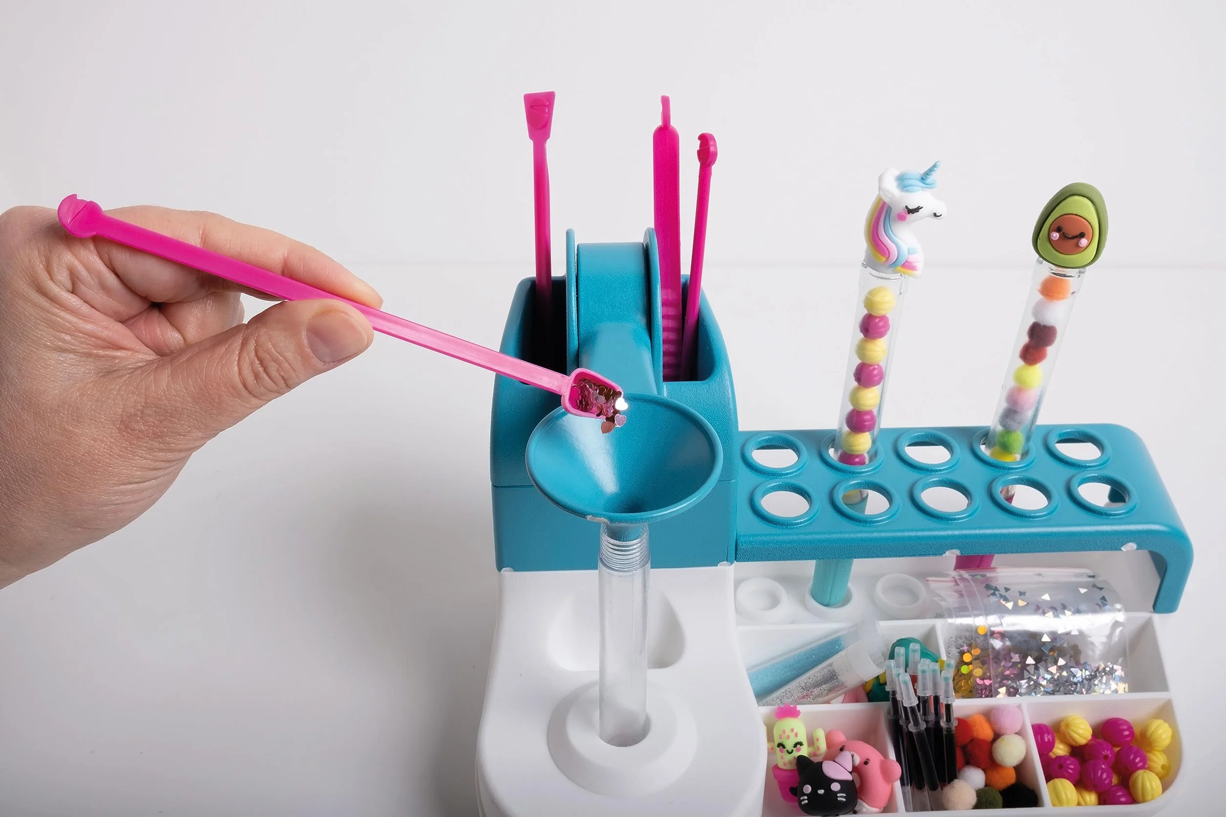 Clementoni - 18779 - Idea - Taller De Los Bolígrafos - Un Set Perfecto Para Hacer Tus Propias Bolígrafos, Juego Creativo, Juego Para Manualidades, Juguete 6 Años