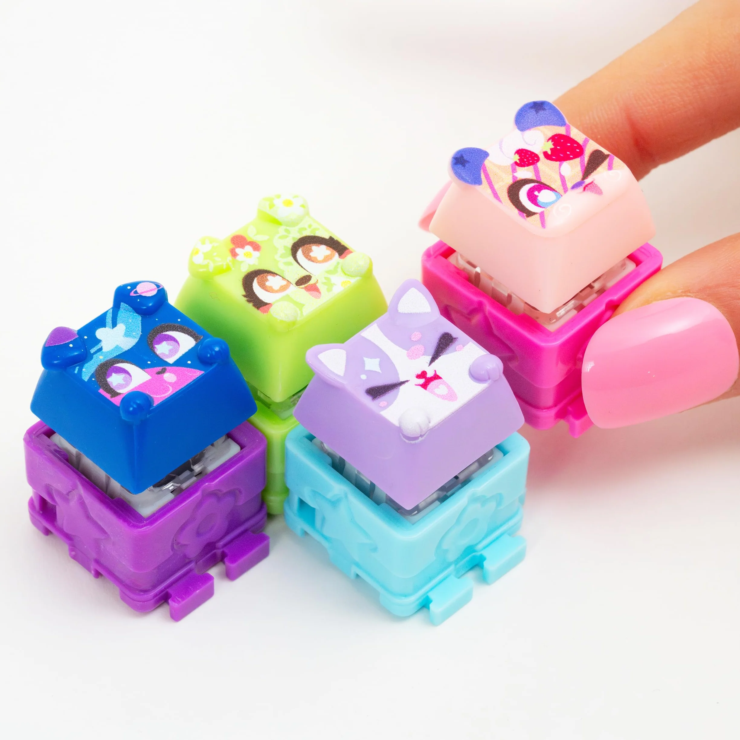 Goliath - CLICKEEZ Keyboard MegaPack - 1 Teclado + 15 Teclas Keycaps Kawaii para Hacer Clic + 1 Llavero - Keycaps para Encajar - 70 Personajes - Juguete Fidget ASMR - Idea de Regalo Desde los 6 años