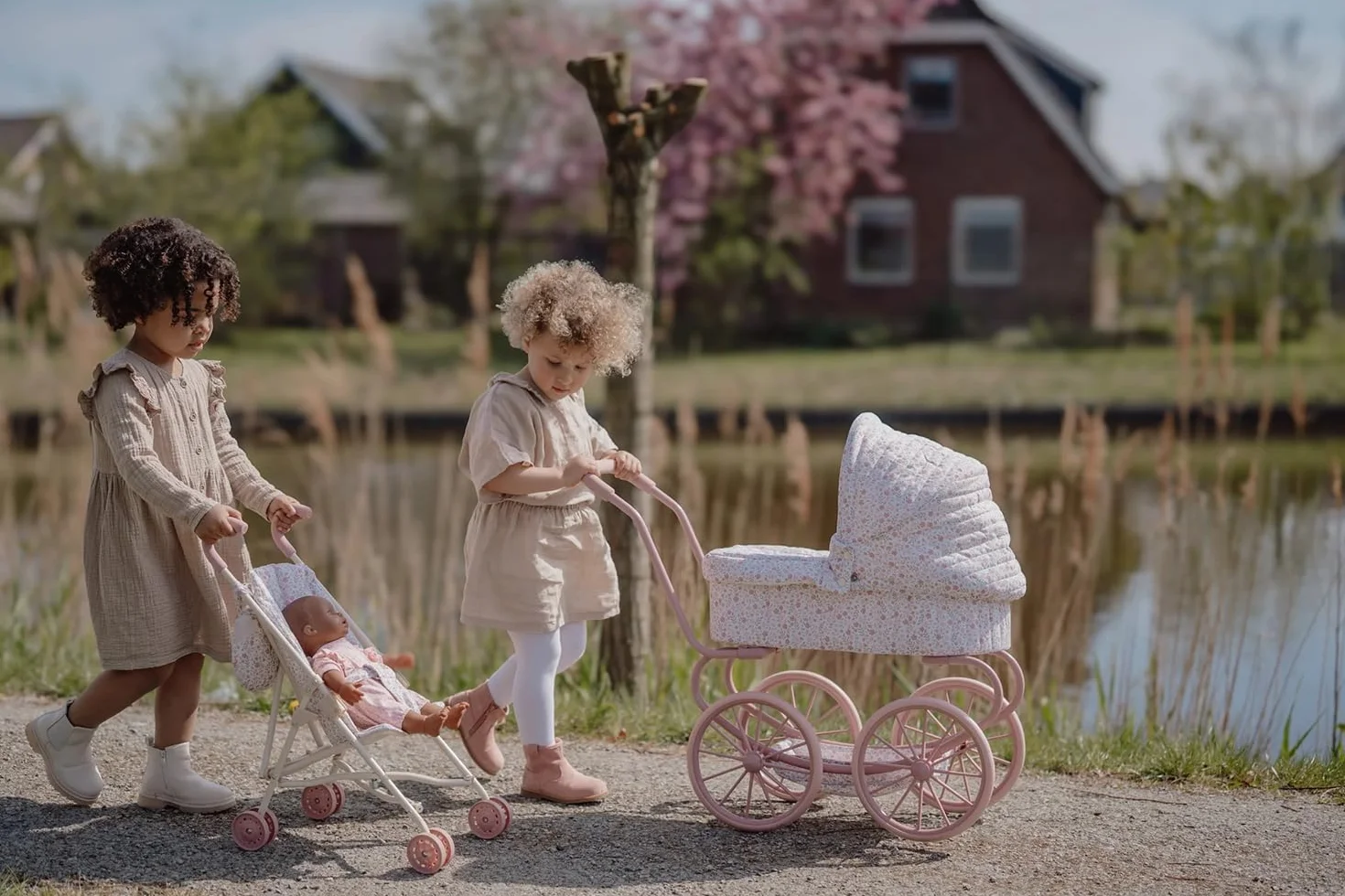 Little Dutch Cochecito de muñecas plegable de metal con asas suaves y bolsa – para muñecas de 33-46 cm, Soft Flowers rosa/blanco