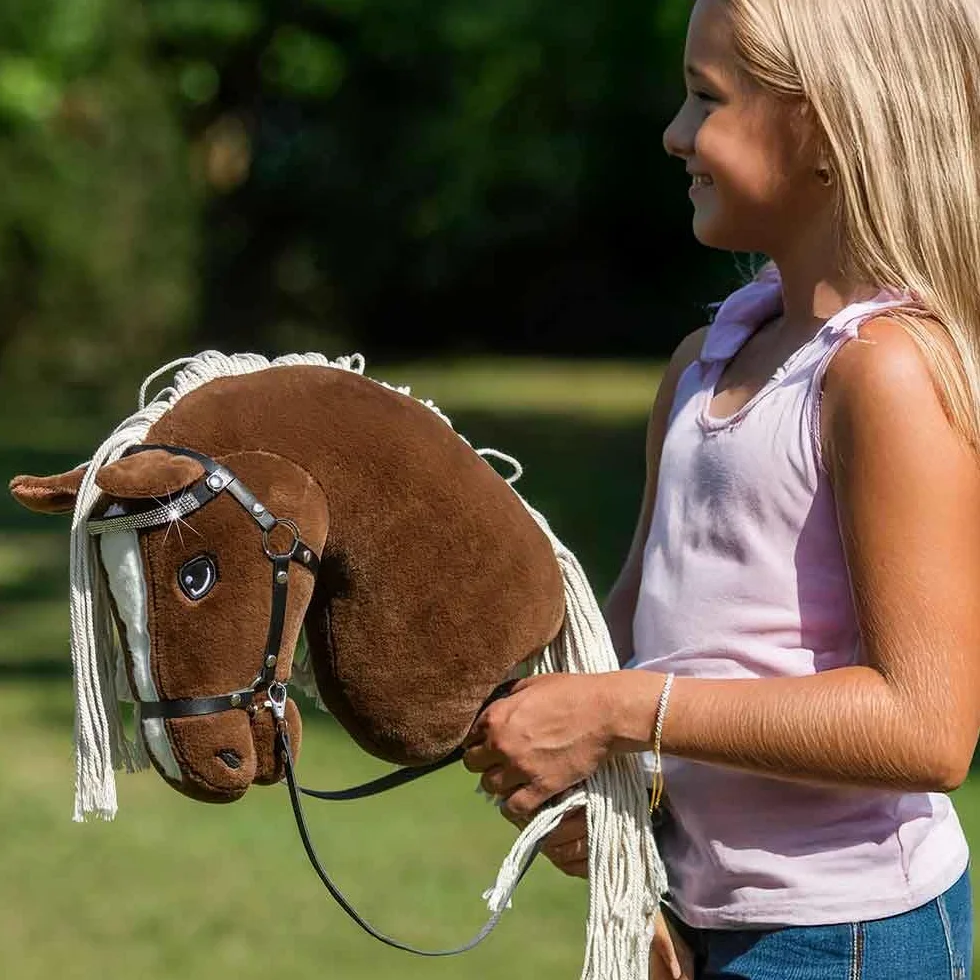 Hobby Horse A3 Sunny Dream - Caballo Alezan Oscuro con crins lavados - Red completa con frontal brillante - Flot Satén Blanco y Marrón Oferta - Juguete ecuestre para niños y adolescentes