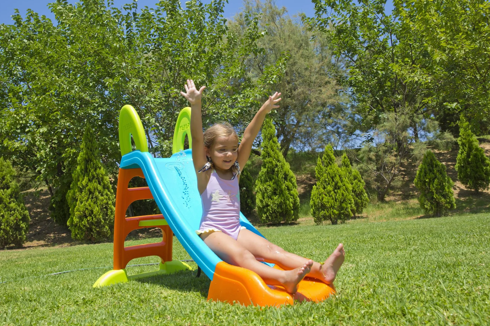 FEBER - Tobogán Slide Plus con Agua con hueco para la poner la manguera,escaleras antideslizantes,multicolor, de resistencia y fácil montaje, para niños de 2 y 7 años, FAMOSA(800009001)Versión previa