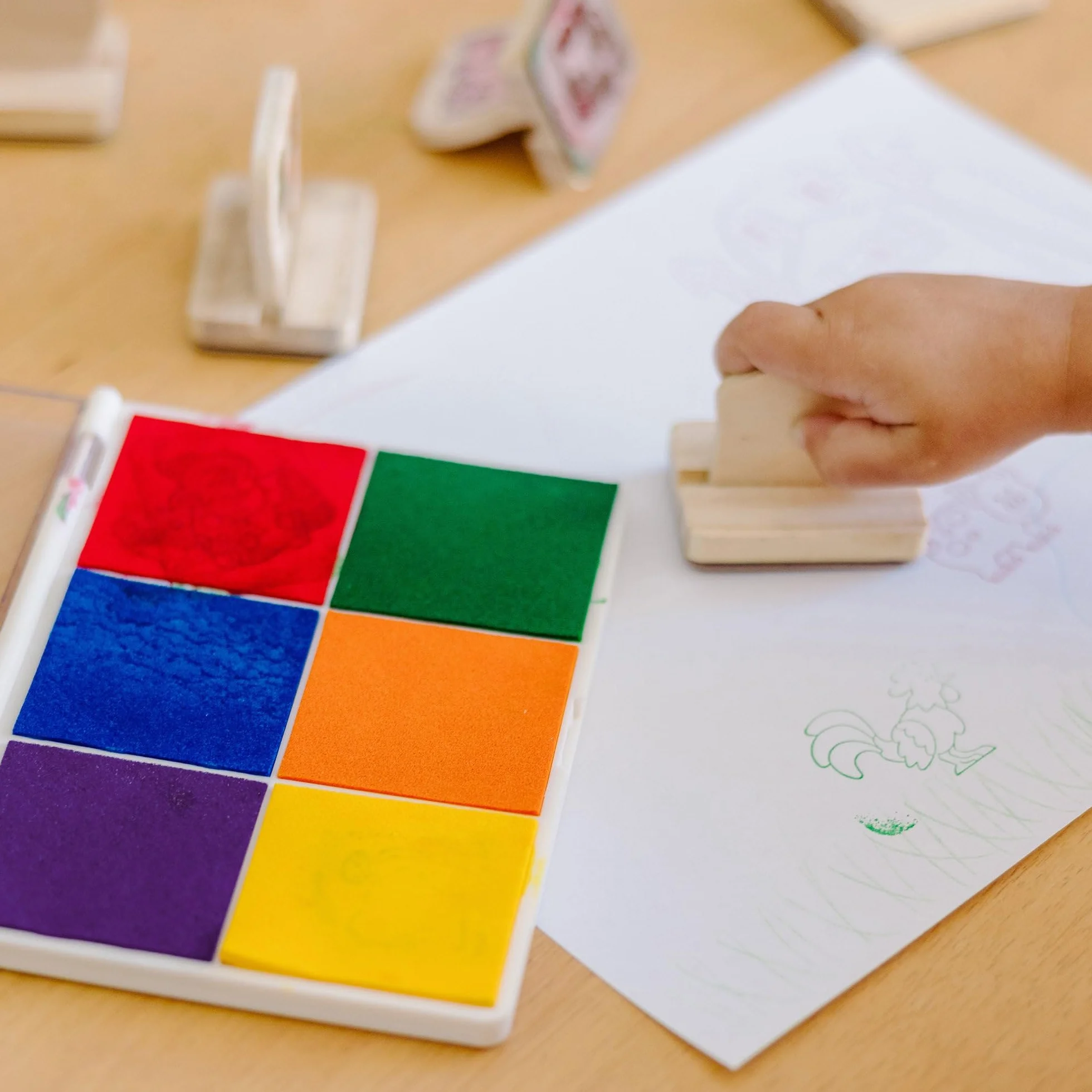 Melissa & Doug Almohadilla de tinta para estampar, Tinta lavable multicolor para sellos, Juguete creativo, Actividades creativas, Juego creativo para niños y niñas de 3 4 5 6 7 años