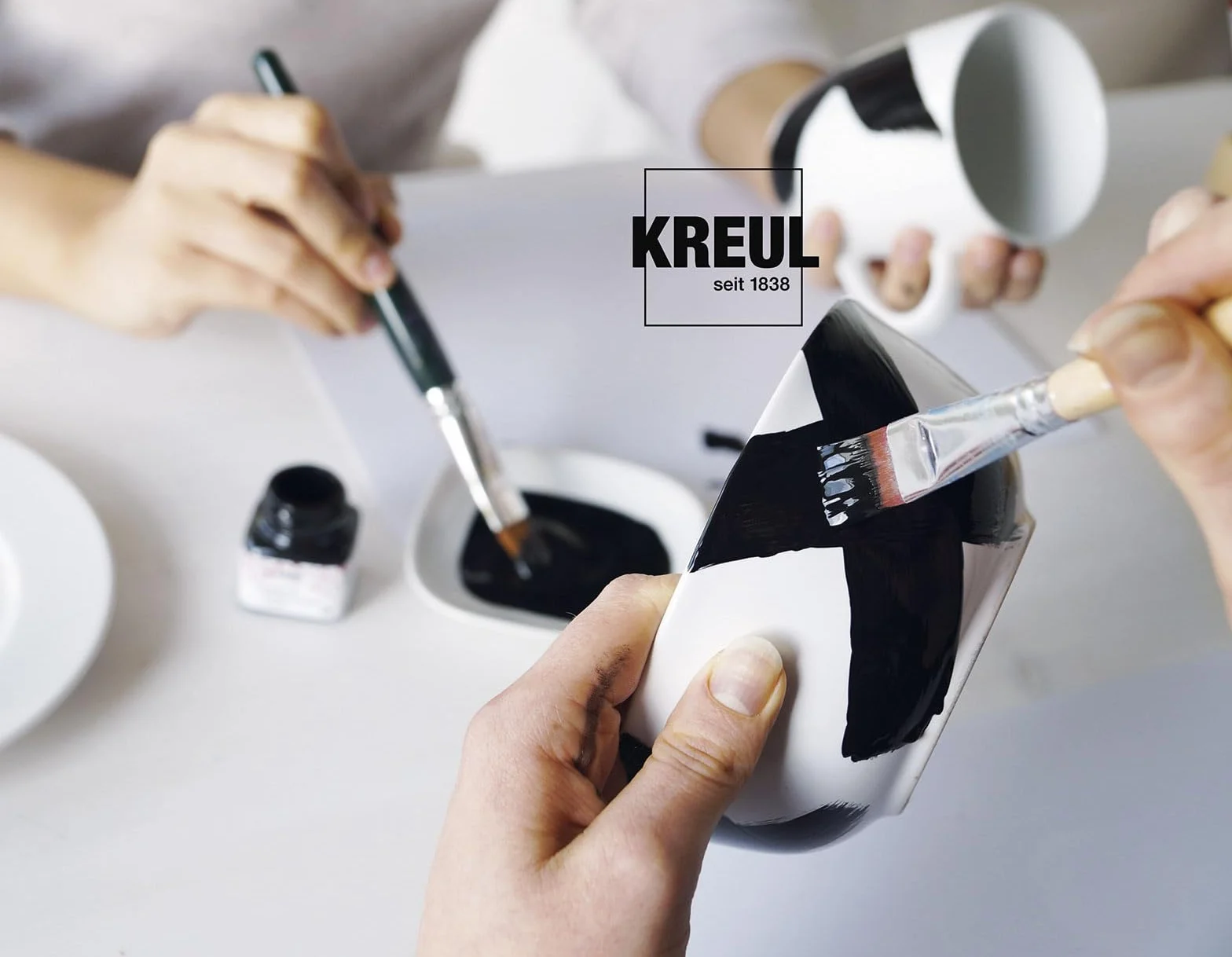 KREUL 16600 - Glass & Porcelain Classic Juego de 6 botes de pintura clásica de vidrio y porcelana de 20 ml con 1 pincel Pintura opaca y brillante a base de agua