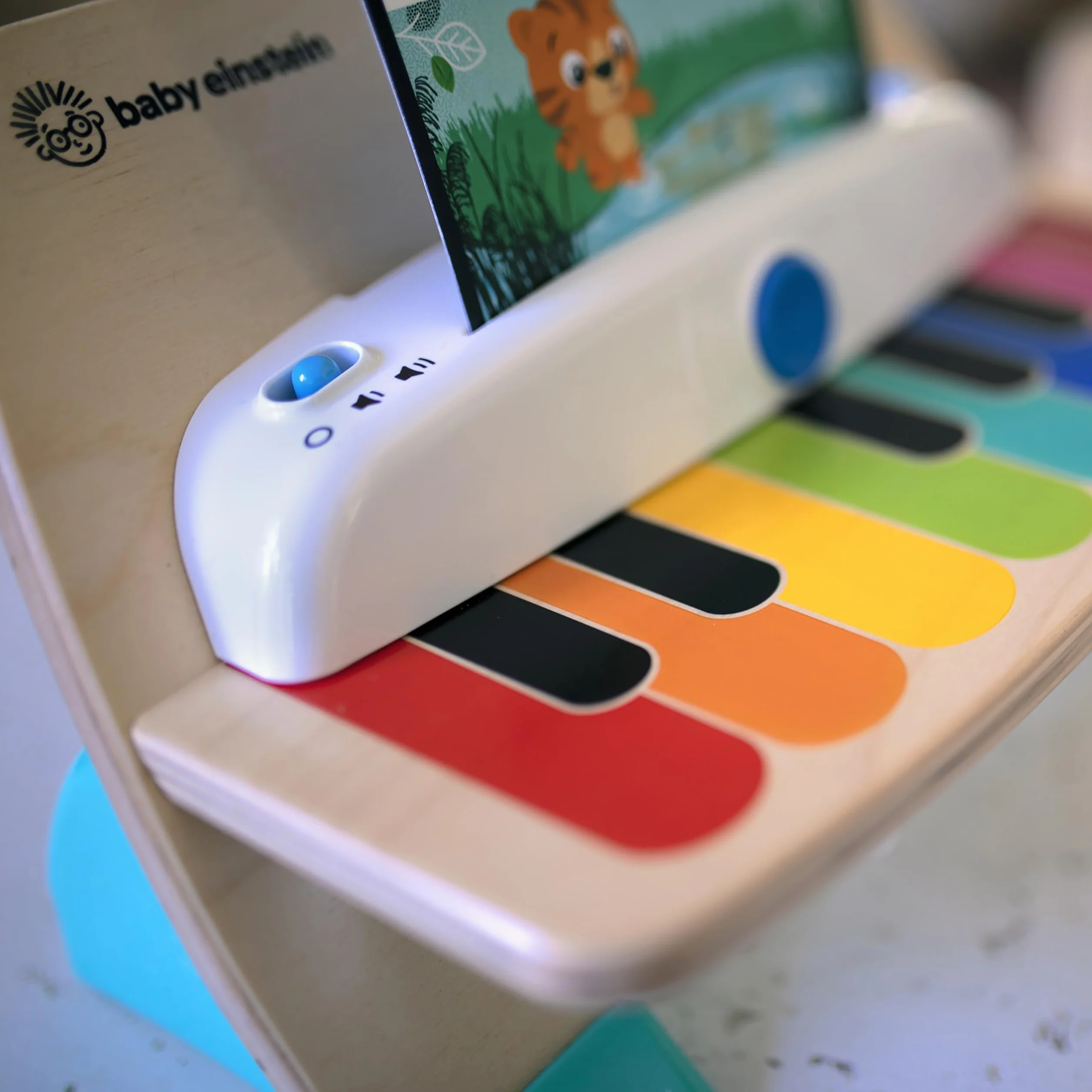 Baby Einstein, Hape, Piano Magic Touch, Juguete Musical de Madera, Incluye 3 partituras y 6 Canciones, Volumen Ajustable, a Partir de 6 Meses, Be Piano, 1 Unidad (Paquete de 1)