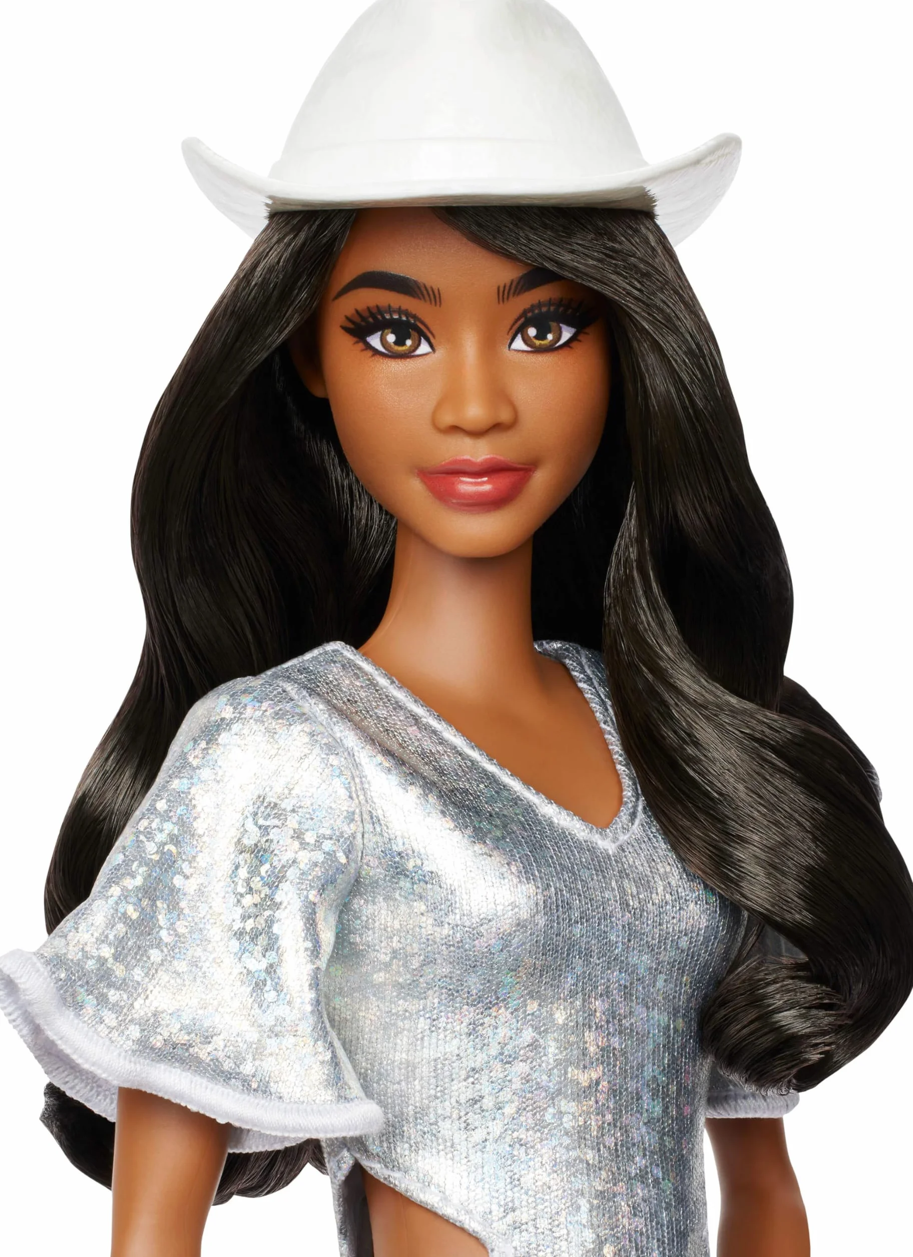 Barbie Fashionistas Muñeca n. 239 con pelo negro y vestido brillante con flecos plateados y accesorios occidentales, como botas y sombrero vaquero blancos, HYT95
