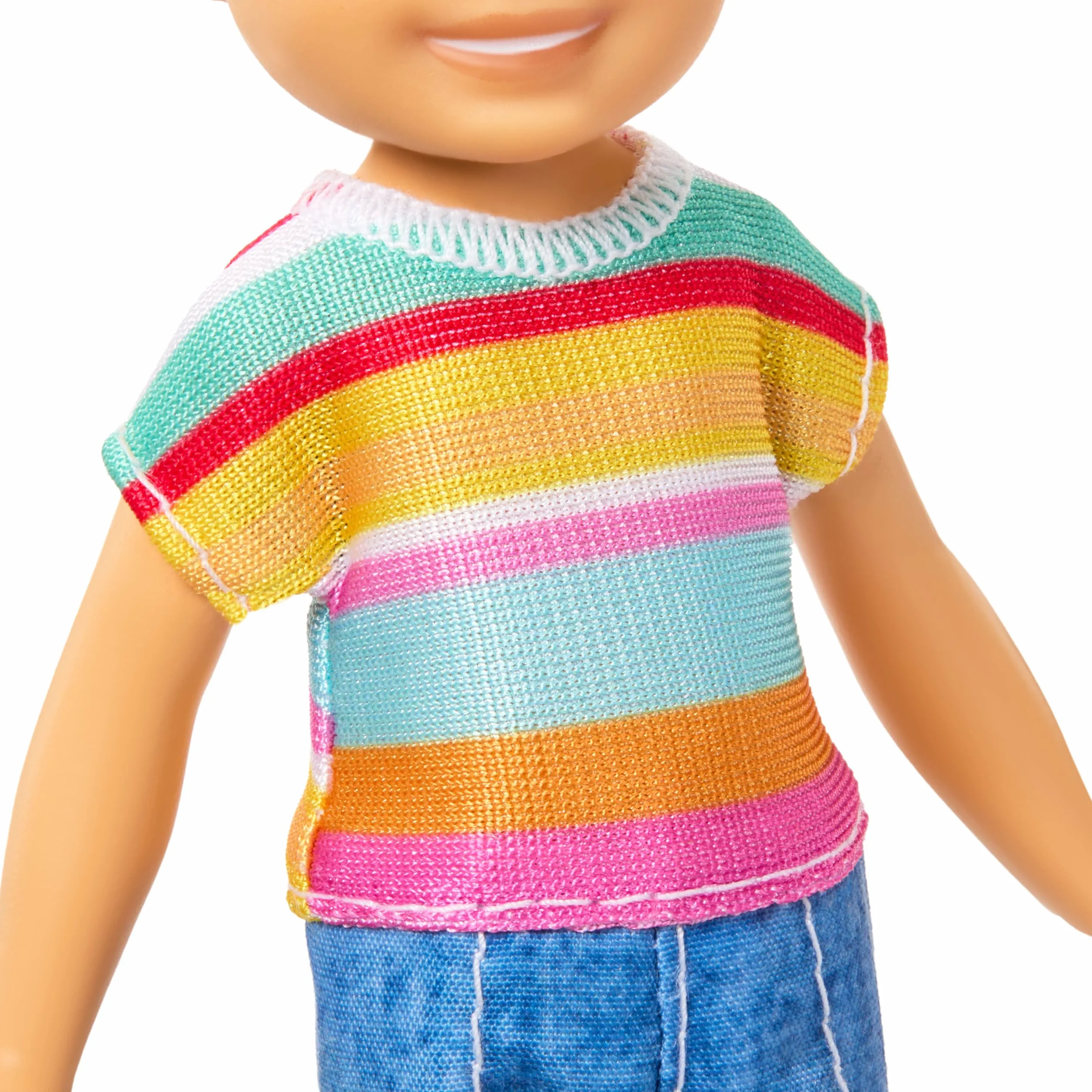 Barbie Club Chelsea Koji, muñeco pequeño de 15,24cm con Pelo castaño, Camiseta con Estampado de Rayas, Pantalones Cortos y Zapatos extraíbles, JJB36