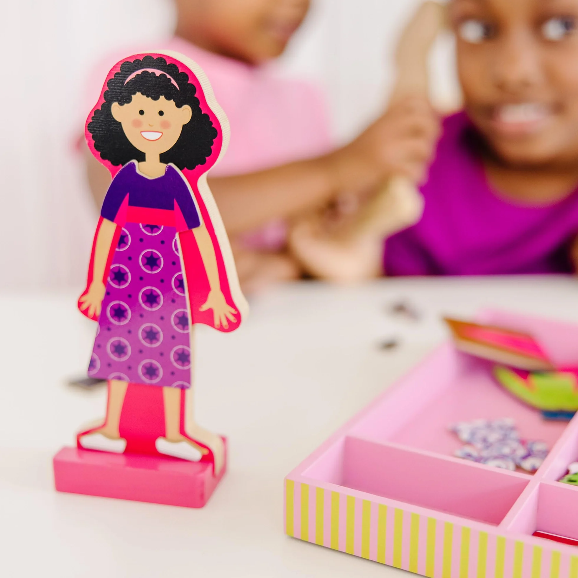 Melissa & Doug - Juego Magnético de Madera Viste a Abby y Emma, 56 Piezas de Ropa y Complementos + 2 Muñecas - 6075162 - Juguetes Niñas 3 años + Regalo Niña 3 años + - Juego Educativo