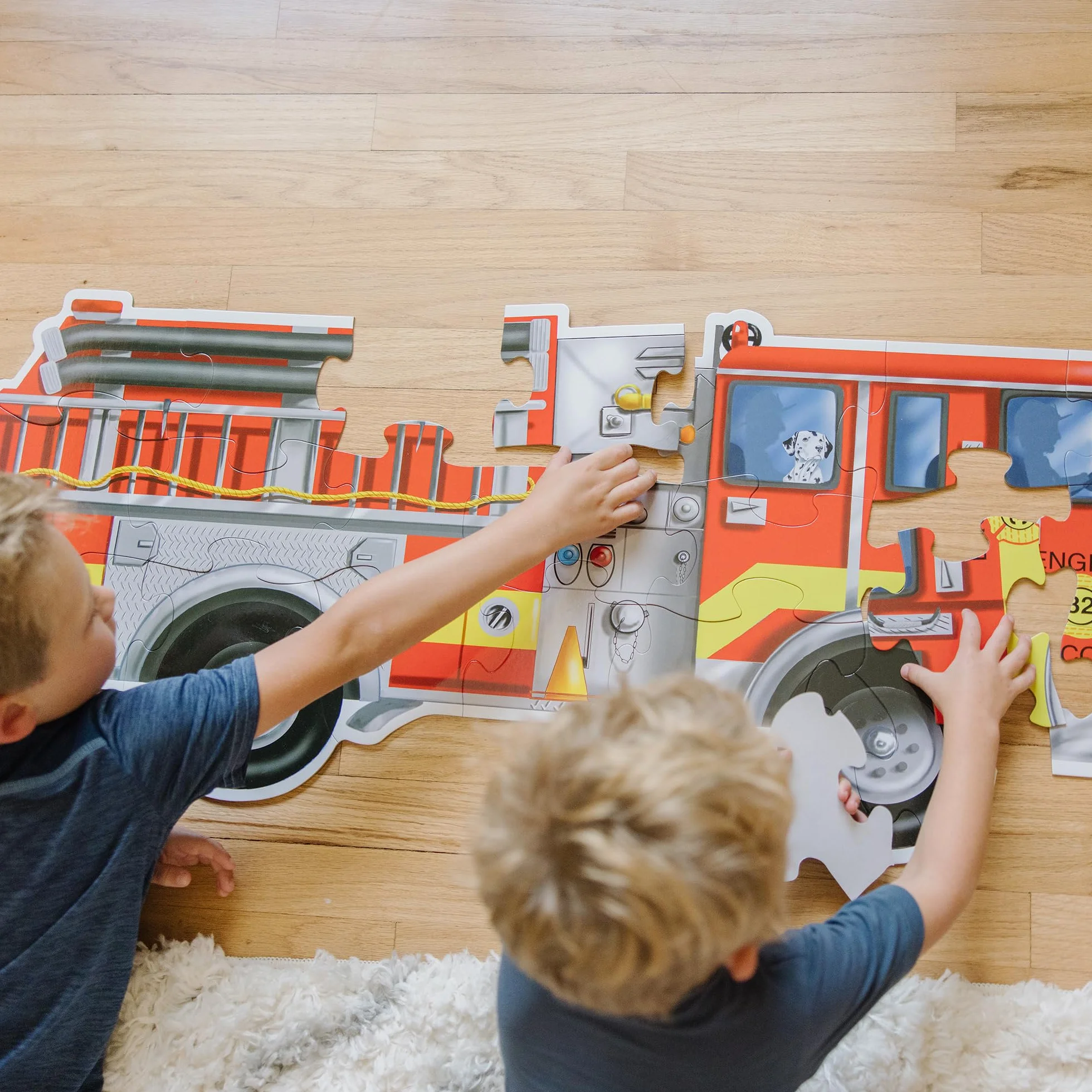 Melissa & Doug - Puzzle de Suelo de Camión de Bomberos Gigante (Superficie fácil de Limpiar, fomenta la coordinación visomotriz, 24 Piezas, 121,92 cm de Largo x 45,72 cm de Ancho)