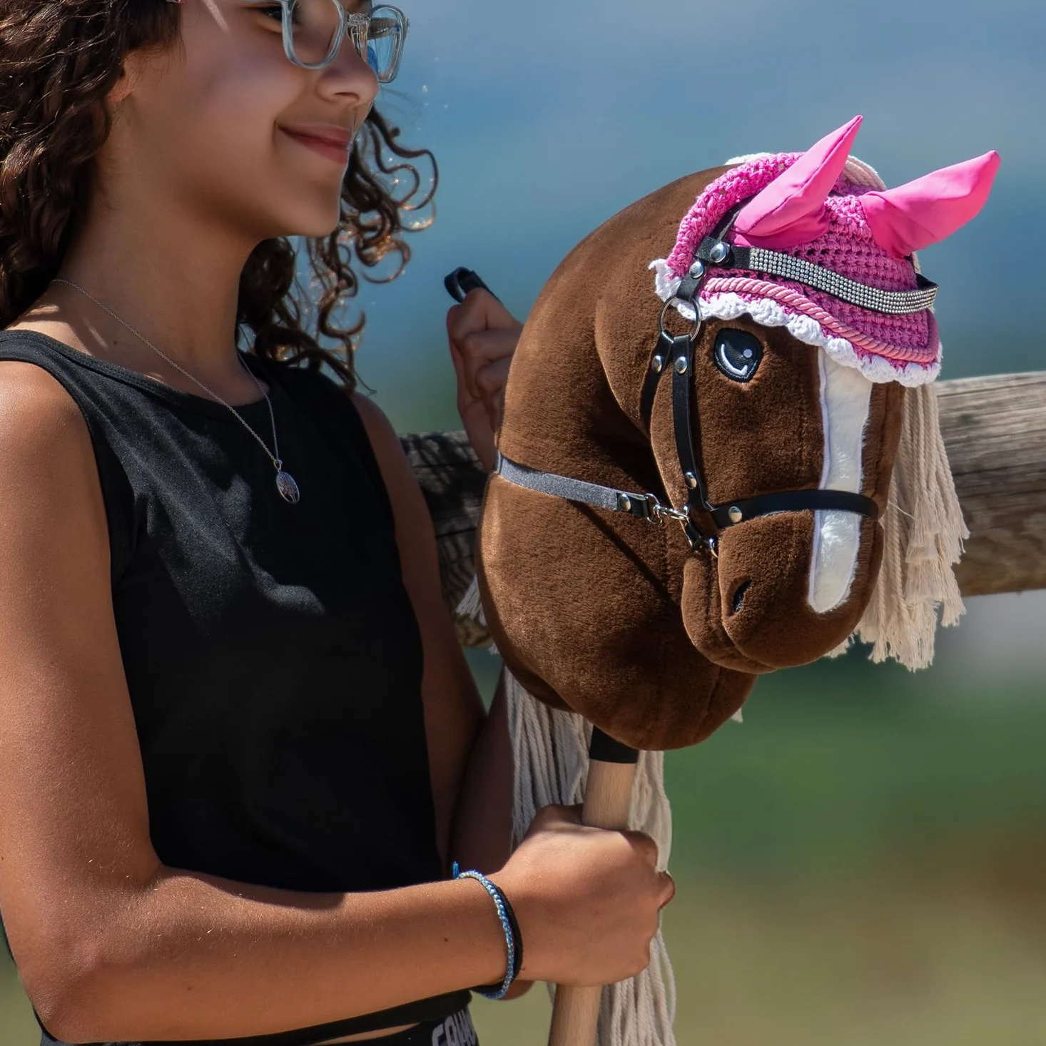 Hobby Horse A3 Sunny Dream - Caballo Alezan Oscuro con crins lavados - Red completa con frontal brillante - Flot Satén Blanco y Marrón Oferta - Juguete ecuestre para niños y adolescentes