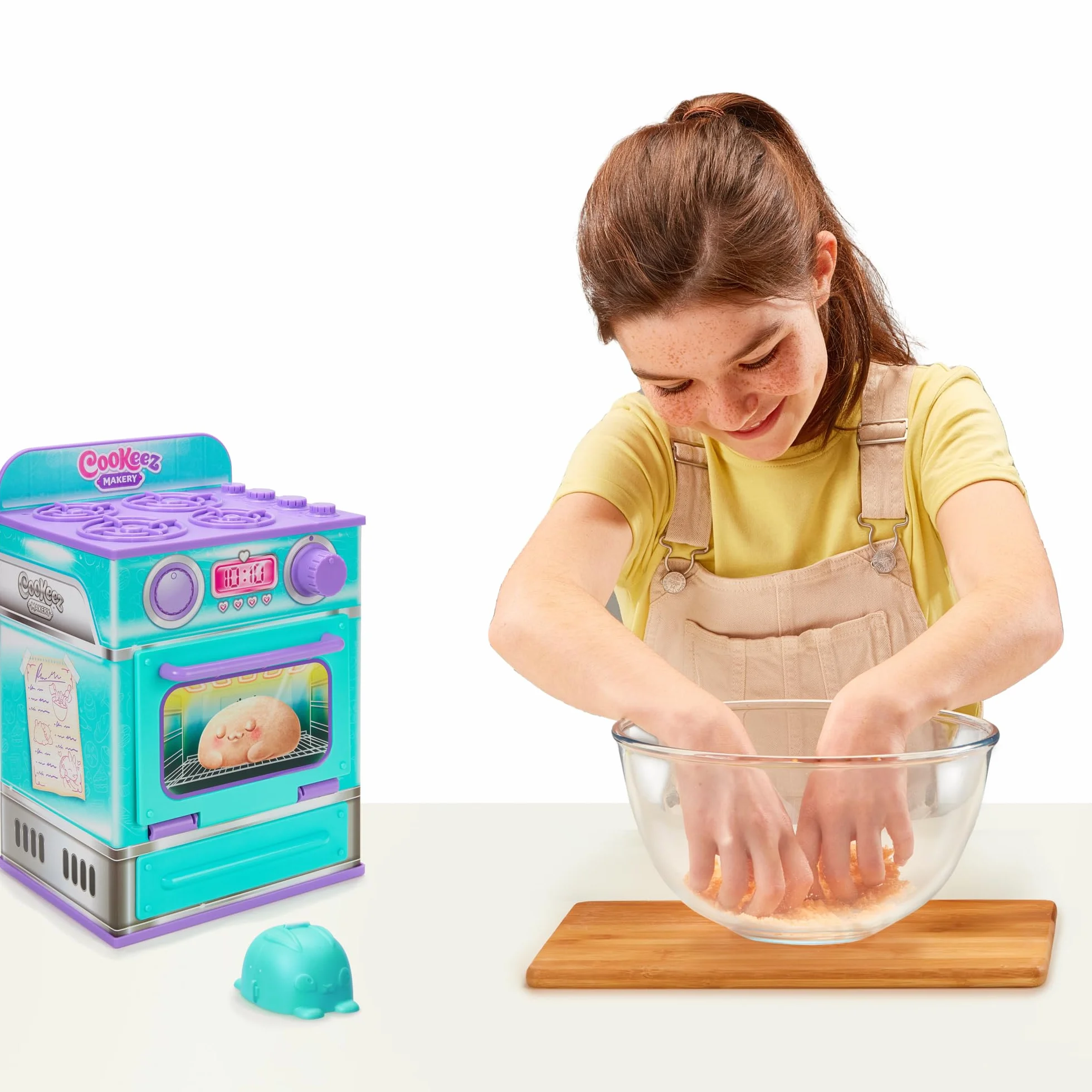 Horno de Cookeez Makery. Horno y Baked Treatz. ¡Mezcla y CREA a tu Mejor Amigo! Mete la Masa en el Horno y se transformará en un Peluche Interactivo, calentito y perfumado. ¿Qué Peluche crearás?