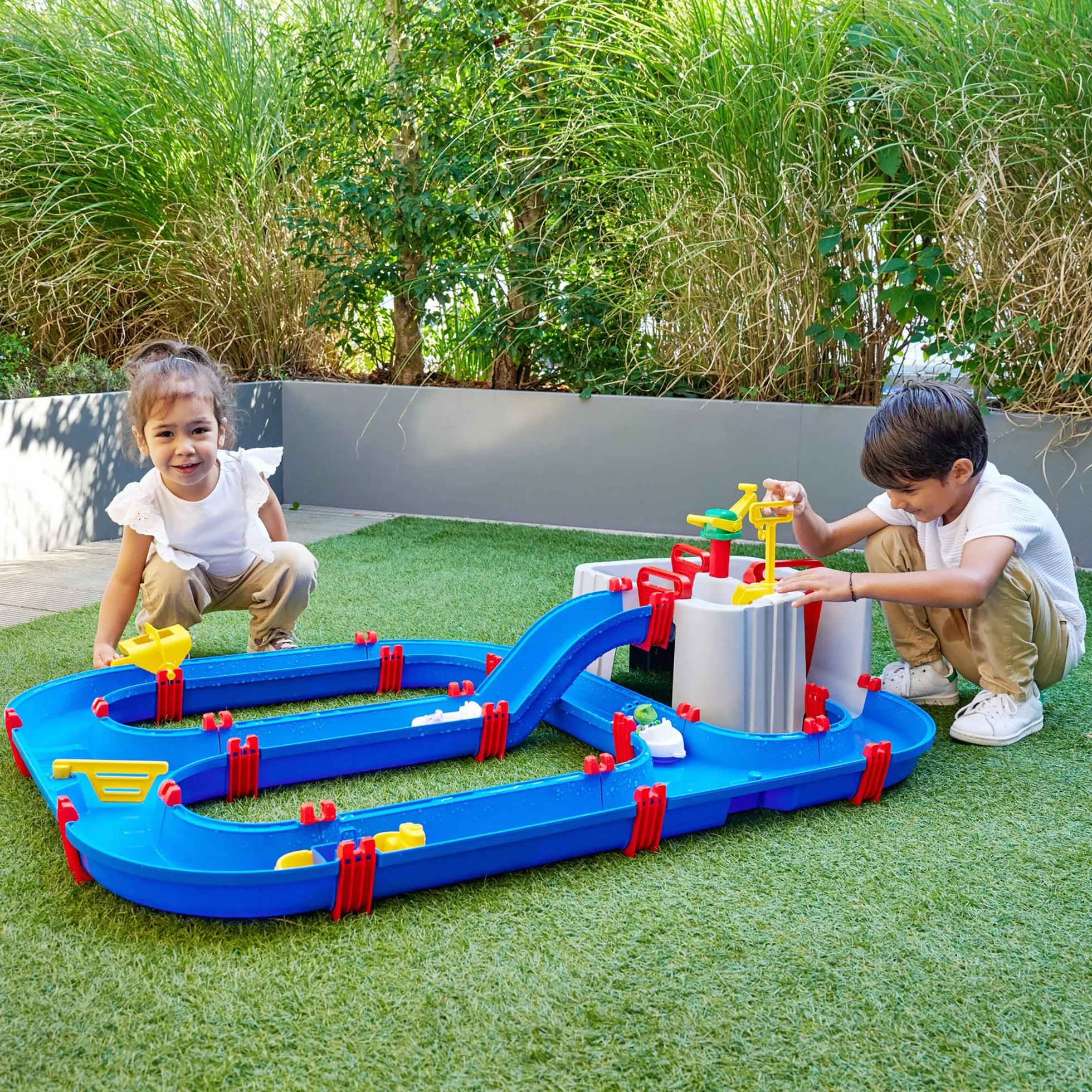 AquaPlay Harbour Waterbahn - Juego de Agua para Exteriores con Tren, Barcos y 2 Figuras de Juego, Juguete acuático para niños a Partir de 3 años, 128 x 93 x 40 cm