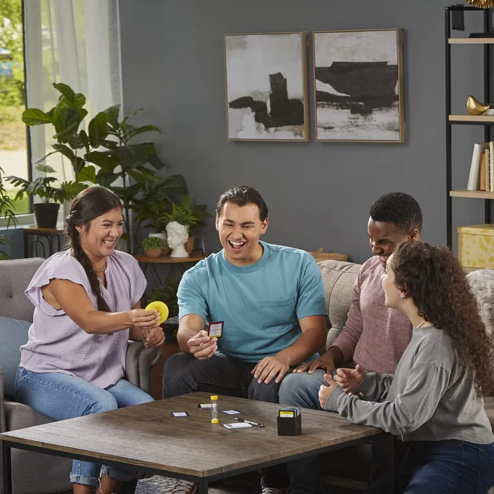 Hasbro Gaming Juego Tabú Clásico - Juego de Adivinar Palabras para Adolescentes y Adultos a Partir de 13 Años- Juego de Mesa para Fiestas de Amigos de 4 o más Jugadores