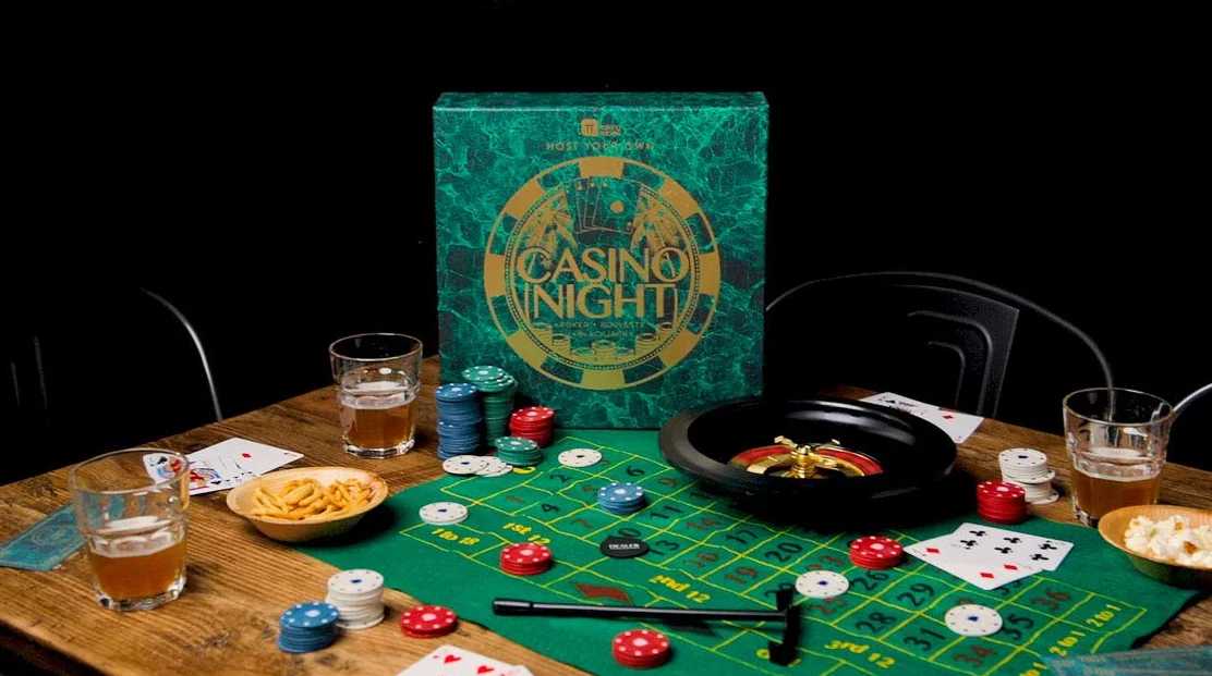 Talking Tables Kit de Casino Noche Poker, Blackjack, Ruleta | Tapete, Fichas, Dinero, Bolas, Cartas, Stick Crupier | Regalo para Adultos