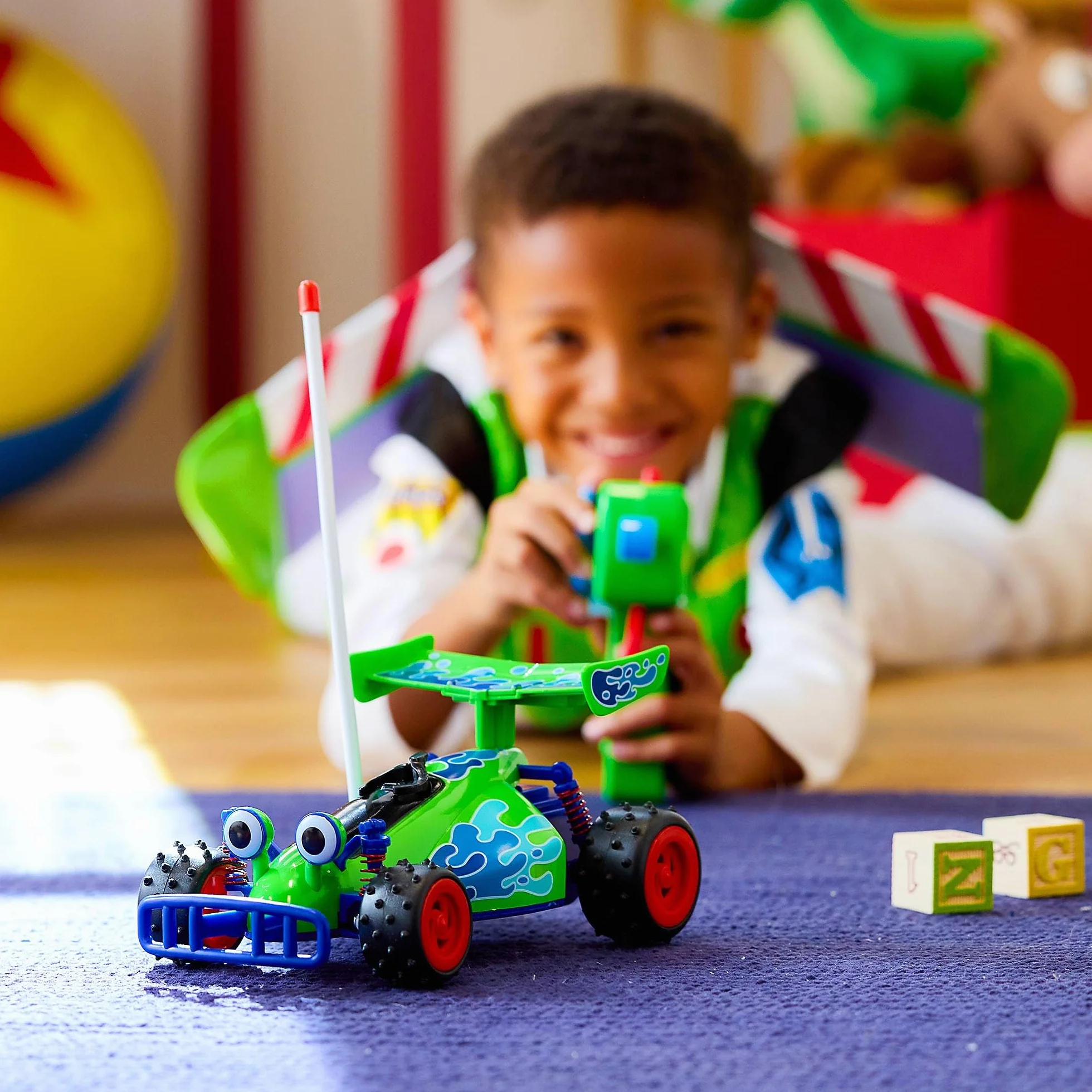 Disney Store Oficial, Coche teledirigido Oficial de Toy Story, 2,4 GHz, 12 x 15 x 22 cm, 36+ Meses