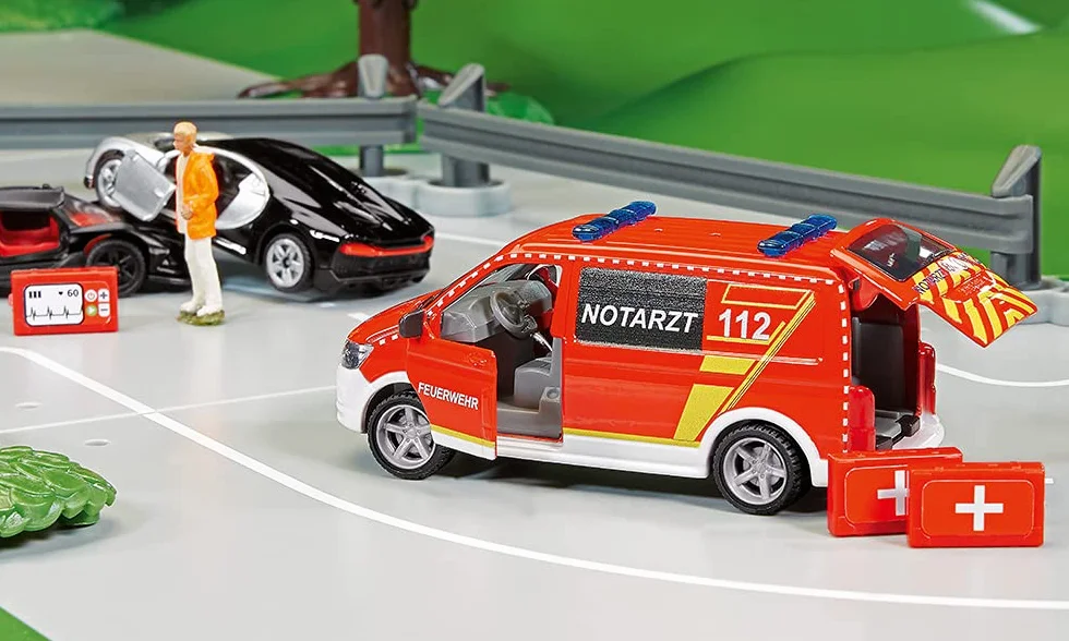 Siku 2116, VW T6 Ambulancia de Emergencia, Metal/plástico, 1:50, Rojo/Blanco, Ruedas Intercambiables, Puerta del Conductor y del acompañante y portón de atrás abribles, Incl. Accesorios