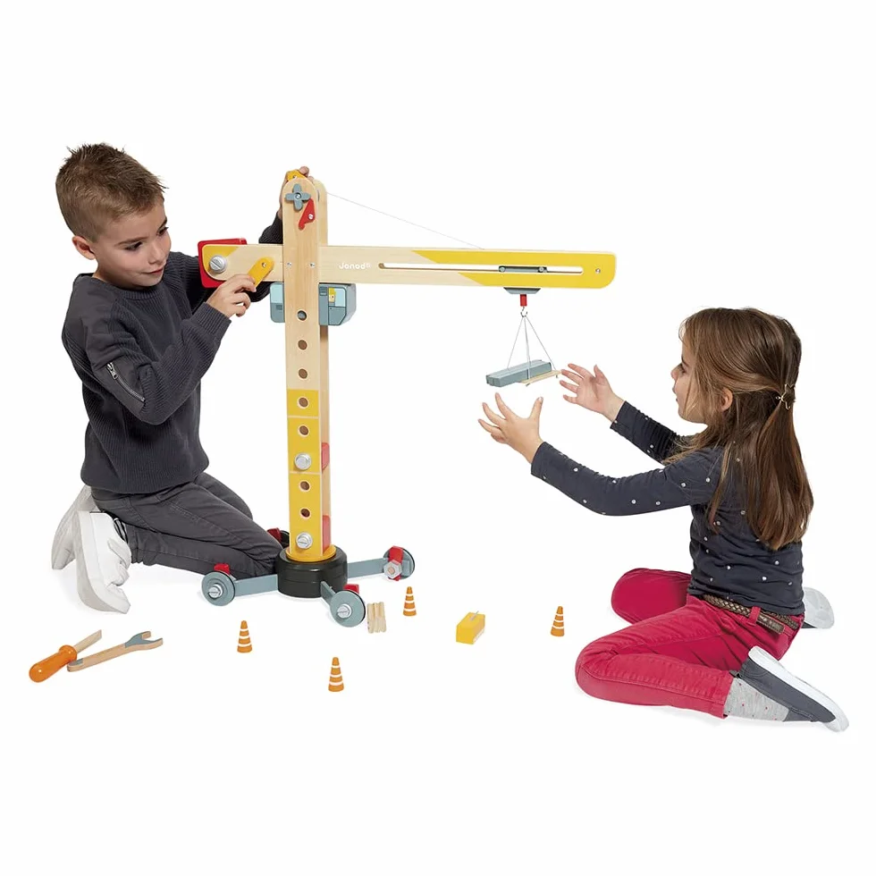 Janod - Grúa Grande de Madera 74 cm - Juguete de Imitación - Juego de Construcción - Rotación 360° y Móvil - 12 Accesorios - Certificado FSC - A Partir de 3 Años, J06468