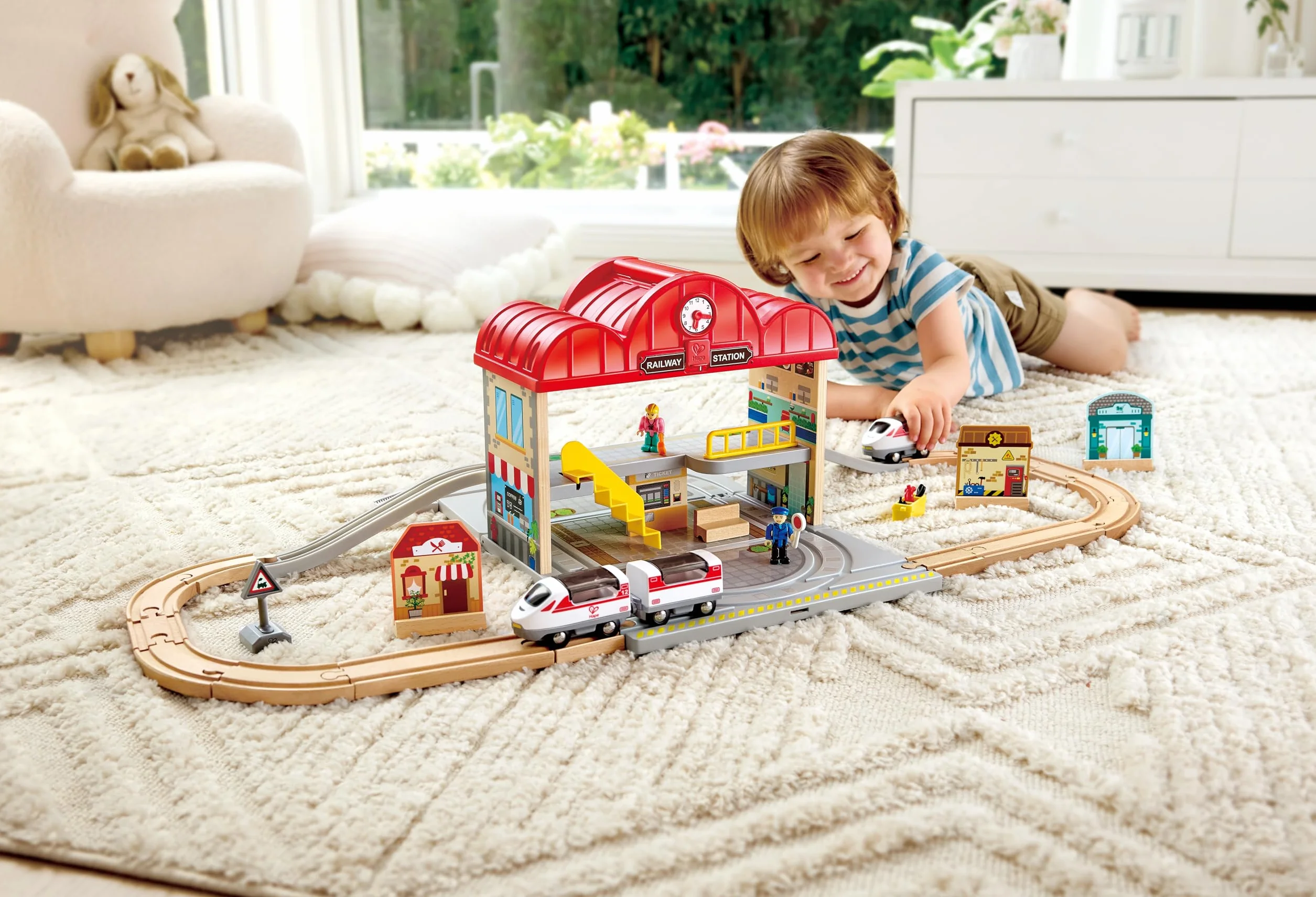 Estación de Tren de Madera portátil de Hape | Juego de Tren para niños | Vías, estación y Personajes | Fácil de Transportar