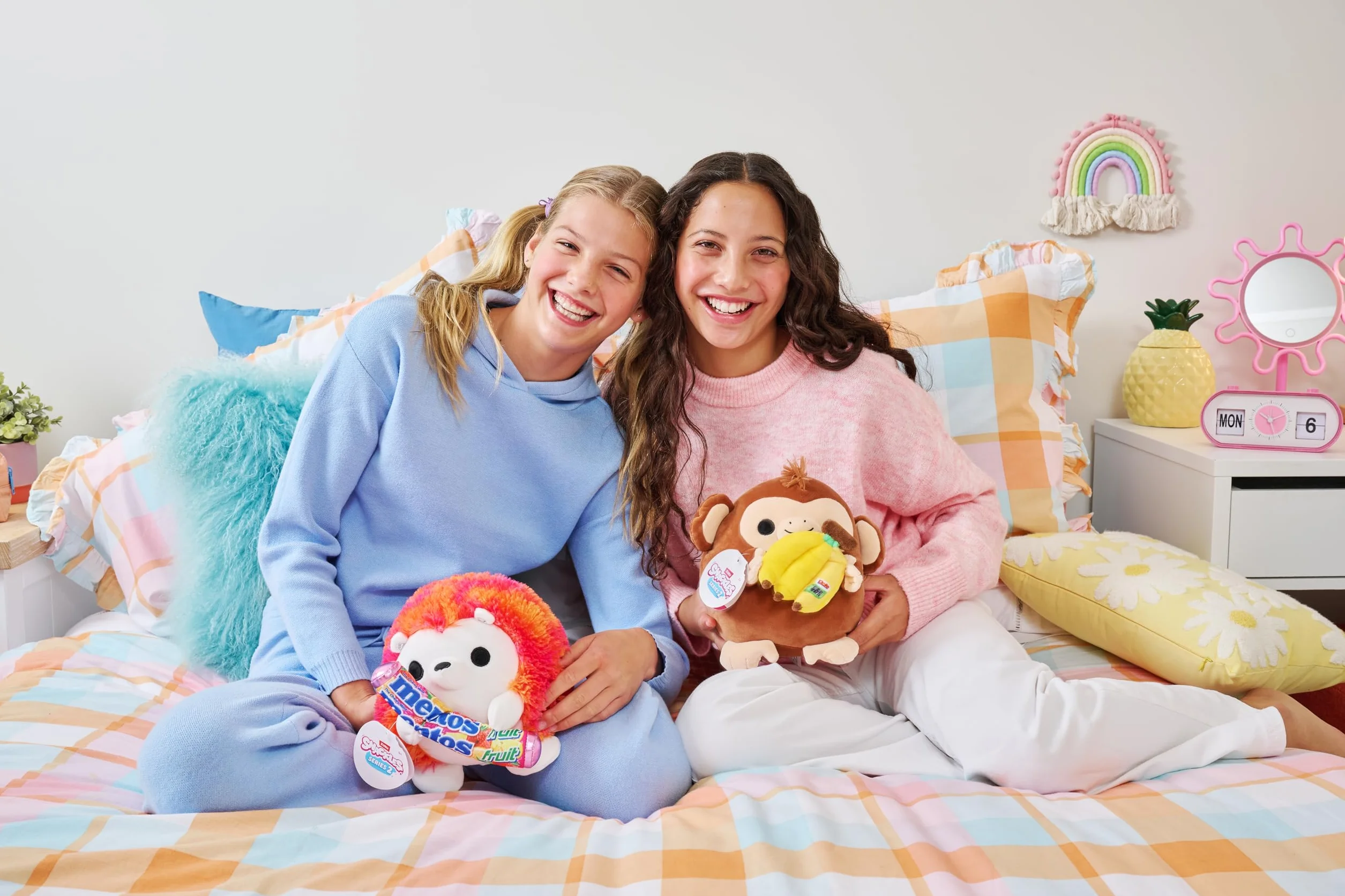 Snackles Serie 2 de 20 cm Snackle de ZURU muñeco blandito y achuchable de Peluche 20 cm con Accesorio de Snack de Marca, Penguin (Baskin Robbin), Regalos Dia de La Madre