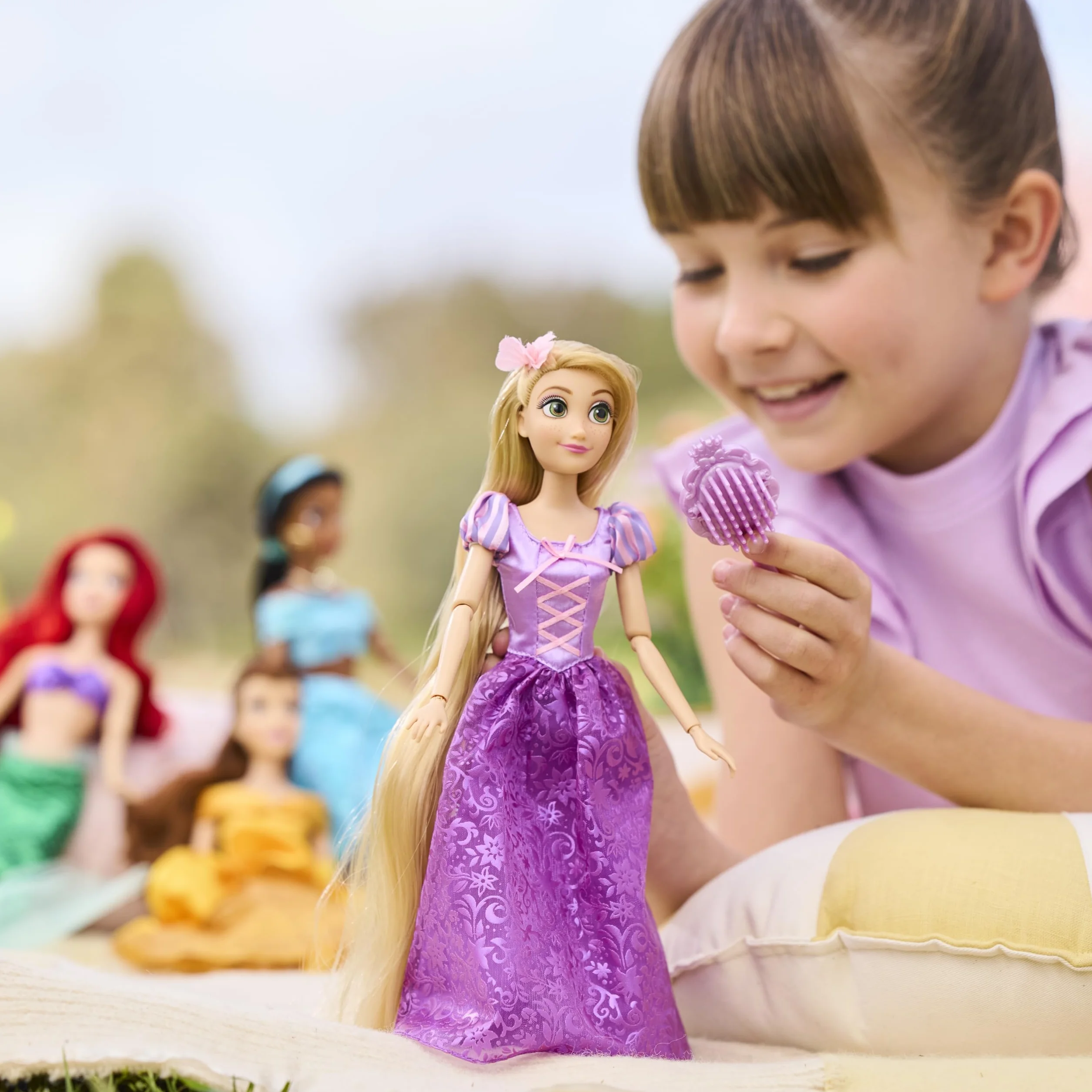 Disney Store Official, Enredados, Rapunzel, muñeca clásica, 29 cm, muñeca de Princesa Disney Totalmente posable con un Precioso Vestido Morado, Incluye Cepillo de Juguete, para Mayores de 3 años