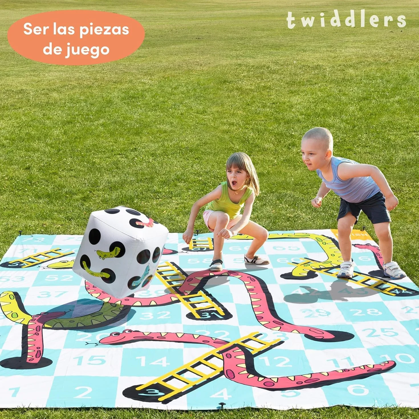 THE TWIDDLERS XXL Juego de Serpientes y Escaleras Gigante 3x3m Tapete de Jardín Impermeable con Dado Inflable
