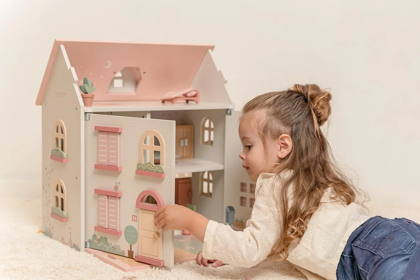 Little Dutch Casa de muñecas grande de madera desplegable con muchos accesorios, figuras de juego y muebles, color blanco y rosa