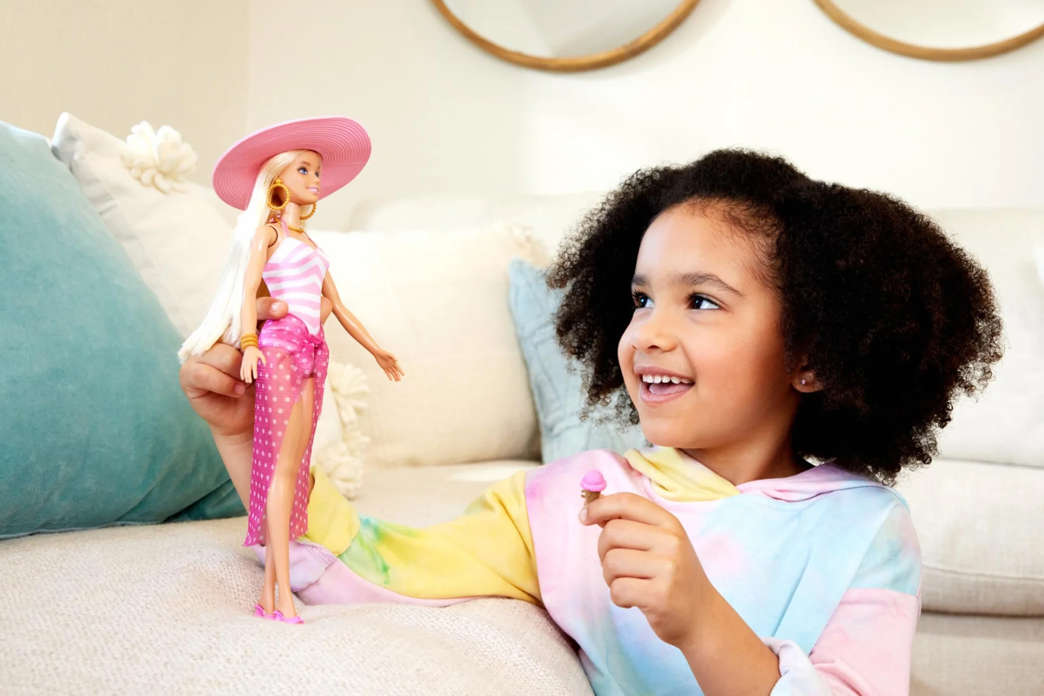 Barbie Muñeca Rubia con Traje de baño Rosa y Blanco, Sombrero, Bolso y Accesorios de Playa +3 años, HPL73