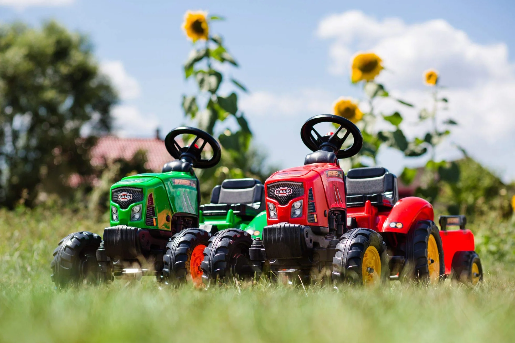 Falk - Tractor de Pedales sobrealimentador con Remolque - A Partir de 2 años - Fabricado en Francia - Capó abatible - Volante direccional con bocina - 2030AB