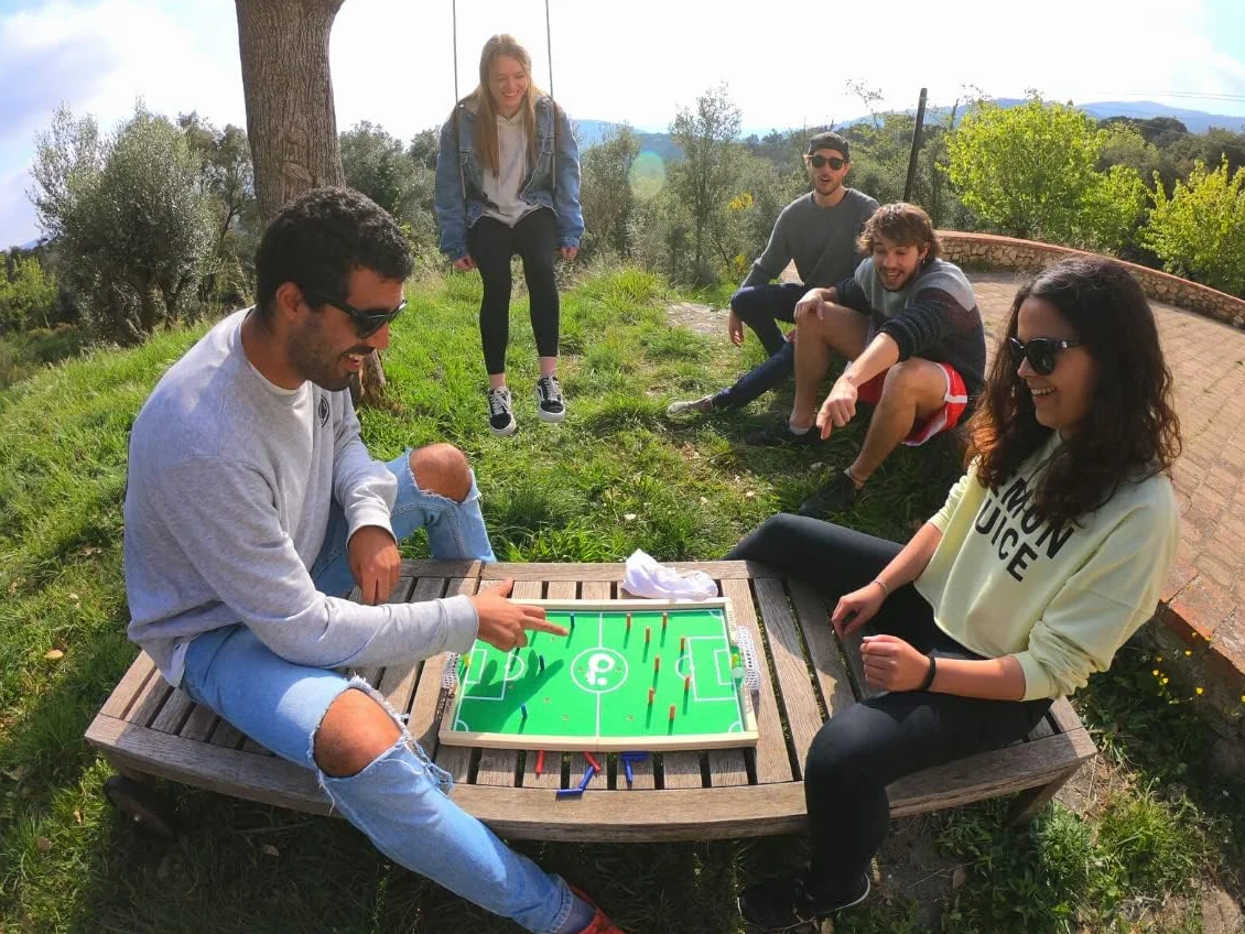 PLAKKS | Juego de Mesa de Fútbol | De 3 a 99 Años | 2 a 4 Jugadores | para Niños y Adultos | Juego de Madera | Juego de Habilidad | para Toda la Familia | Futbolín de Mesa