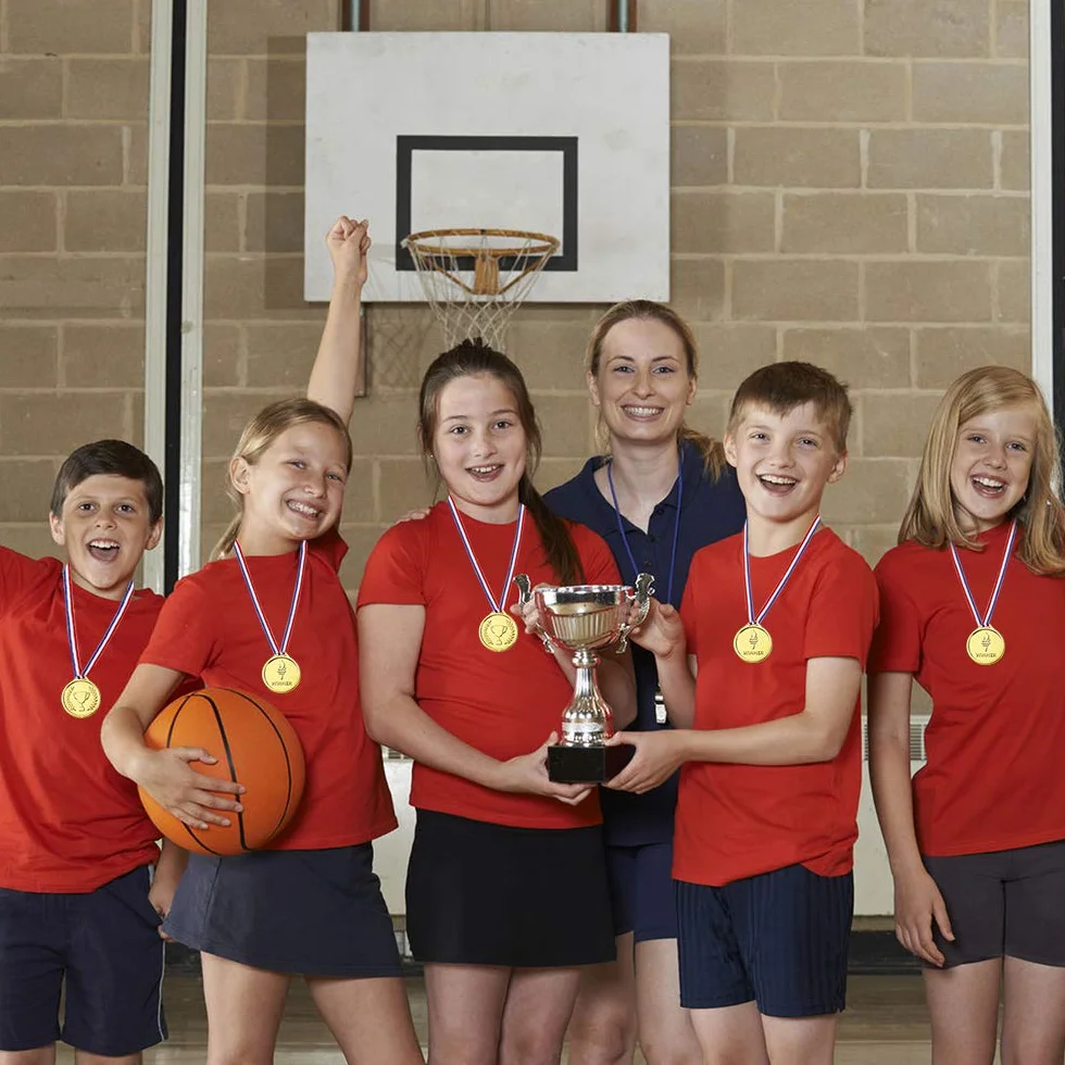 Pllieay 100 Piezas Medallas de Plastico Oro para Niños Fiesta Premio Competencia