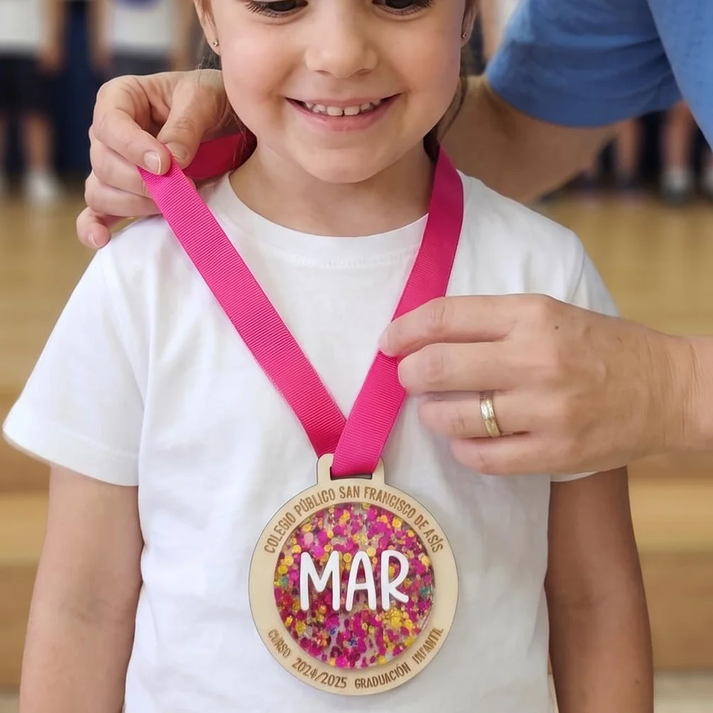 Pack Medallas Personalizada de Madera Natural y Metacrilato con Nombre, Regalo Original para Fin de Curso y Graduación