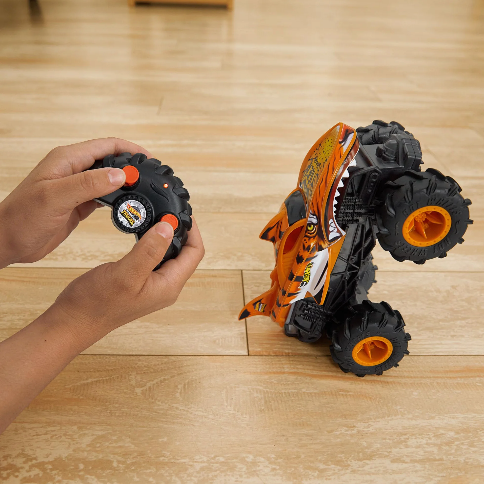 Hot Wheels Monster Trucks Coche Teledirigido, HW Tiger Shark RC, Coche de juguete todoterreno con mando radio control con alcance de 30 metros, escala 1:24, regalo para niños y niñas +4 años, HNV03