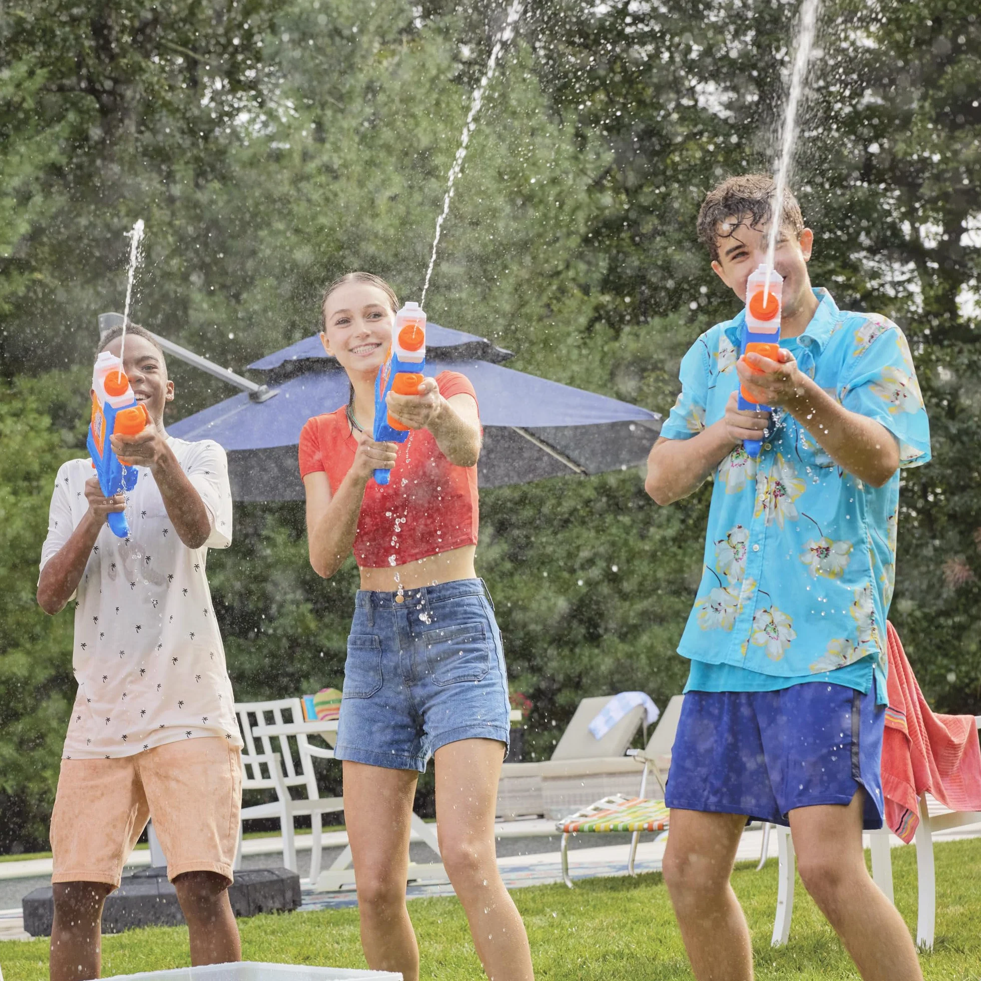 Hasbro Nerf Super Soaker Flip Fill, Lanzador de Agua para Niños y Niñas a Partir de 6 Años, 4 Estilos de Rociado, Llenado Rápido, Tanque de 0,8 L, Juegos de Exterior