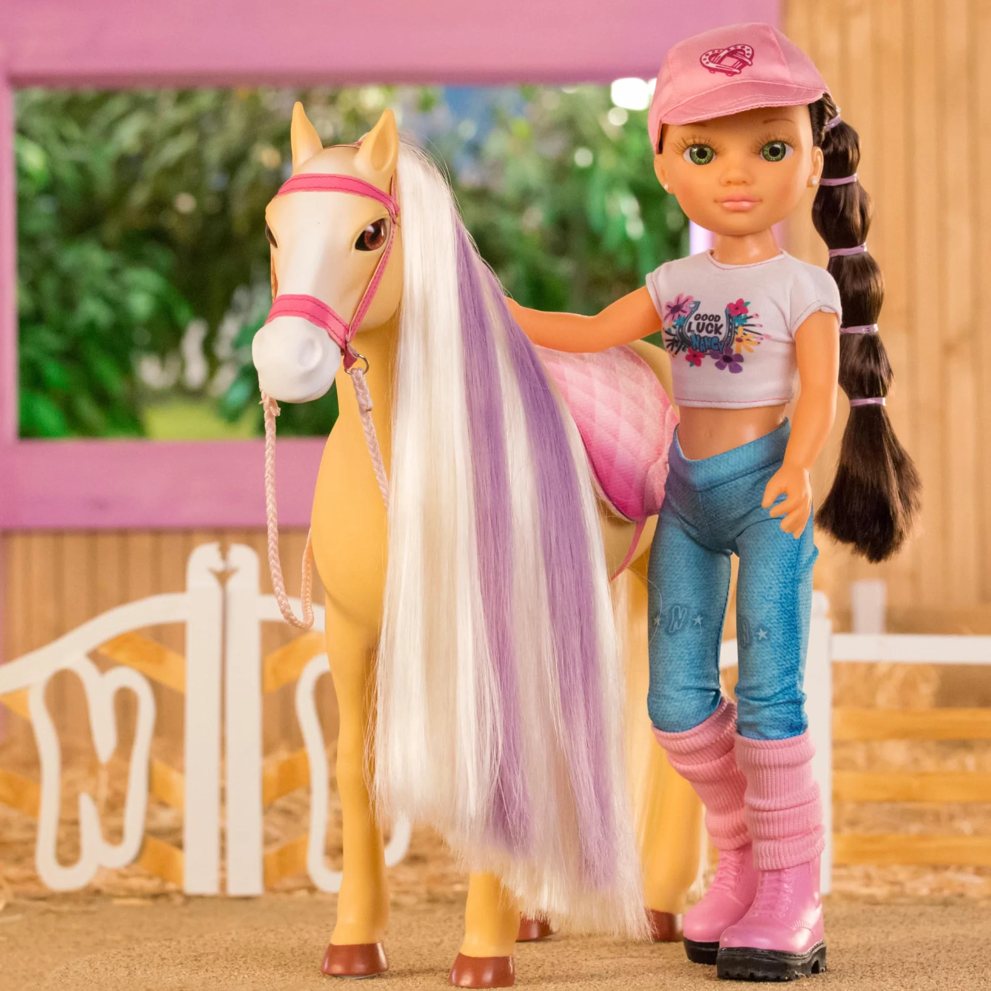 Nancy - Un día con su Caballo, muñeca Fashion articulada y Caballo, Accesorios de Cuidado, Cepillo-Esponja Que Cambia el Color del Pelo de la Crin, niños y niñas a Partir de 3 años, Famosa (NAC49000)