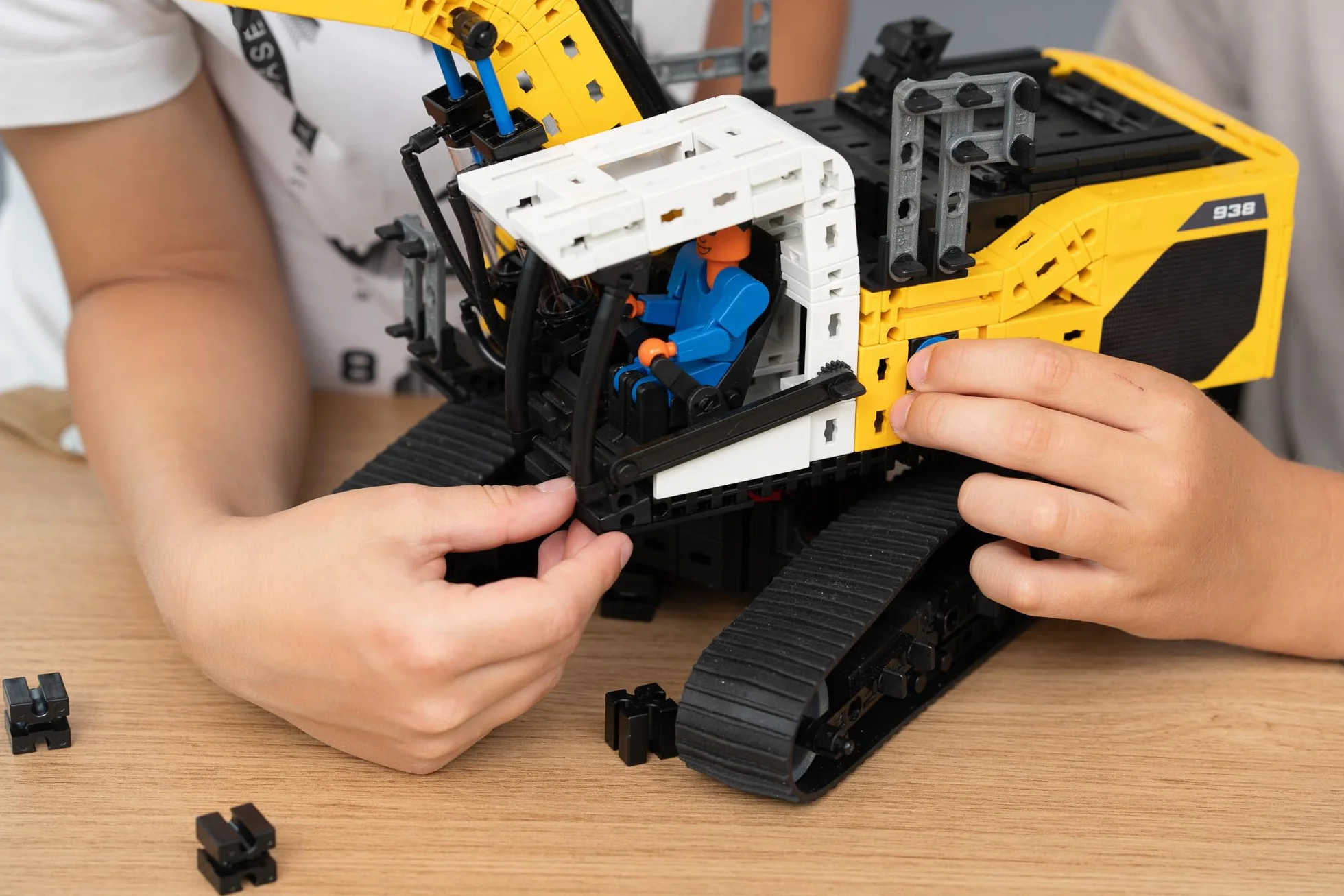 fischertechnik 576450 Liebherr R938 Excavadora Neumática – Kit de construcción Realista para niños Desde 10 años y Adultos, 689 Piezas, Amarillo