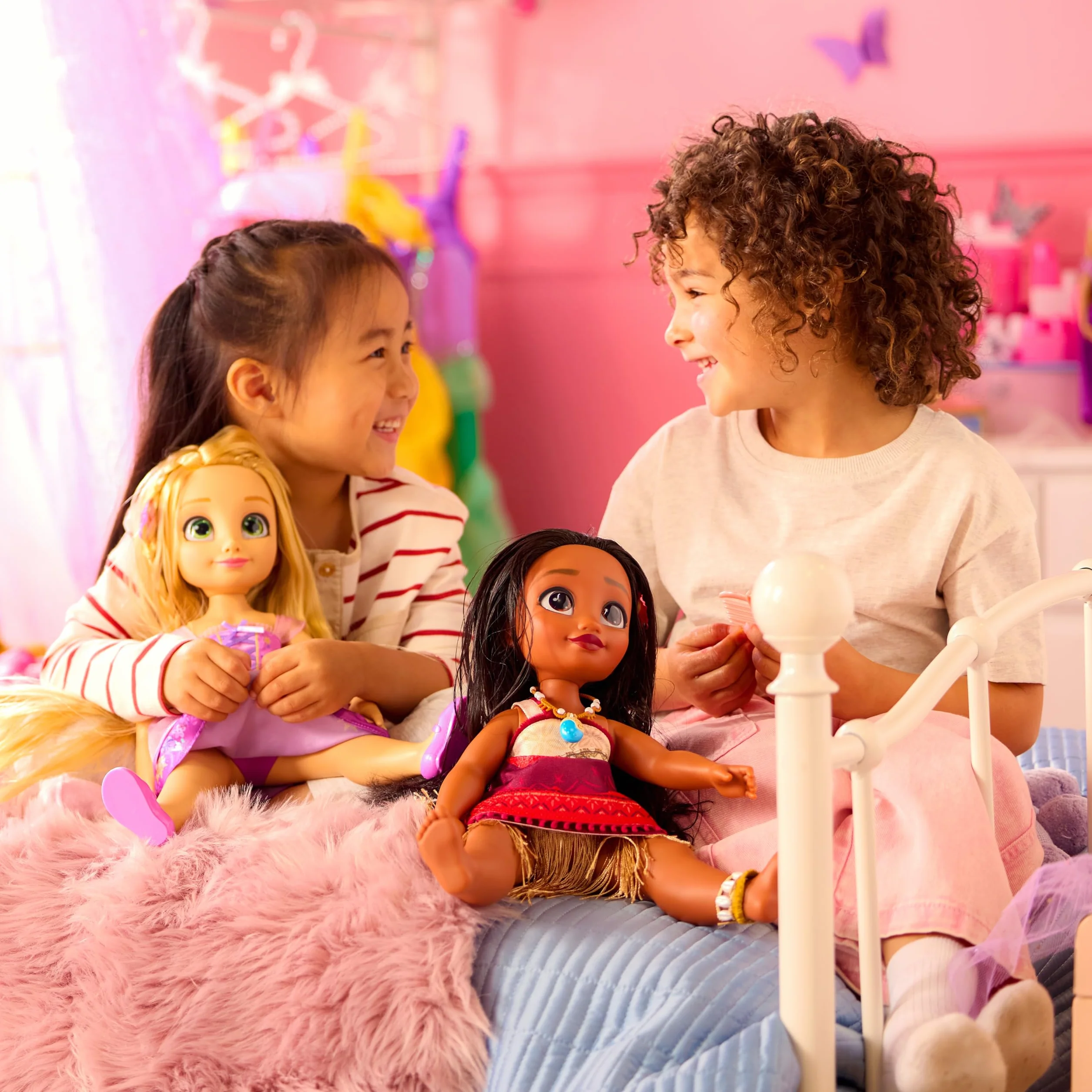 Disney Store Official, Enredados, Rapunzel, colección Once Upon a Story, muñeca con Cepillo para el Pelo de Juguete, 40,5 cm, a Partir de 3 años