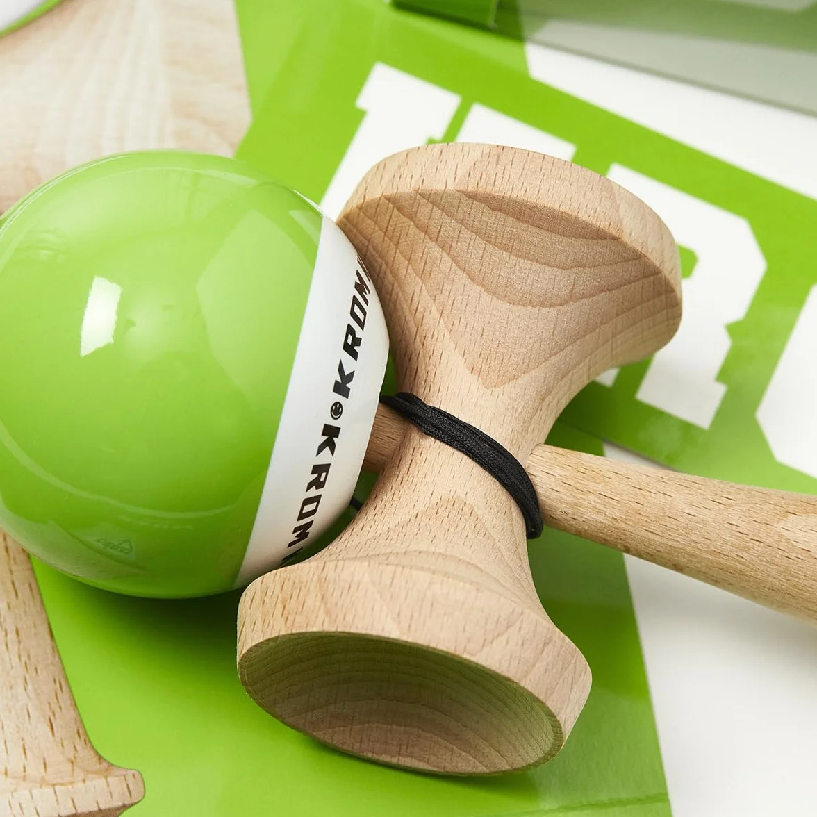 KROM Kendama Original de Madera para Principiantes y avanzados - Pop LOL Verde Claro - Juego de Habilidad para Exteriores e Interiores - Juguete de Madera con Cuerda y Pelota