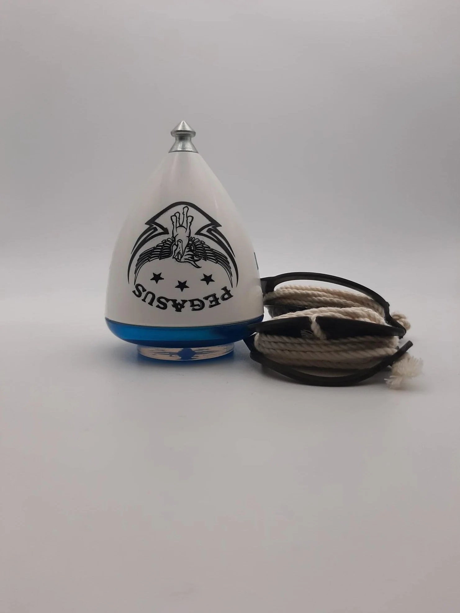 TROMPOS Space Pegasus Peonza con Punta Fija de Acero Alta Resistencia, Tapa Policarbonato Metalizado Azul, Incluye Cuerda
