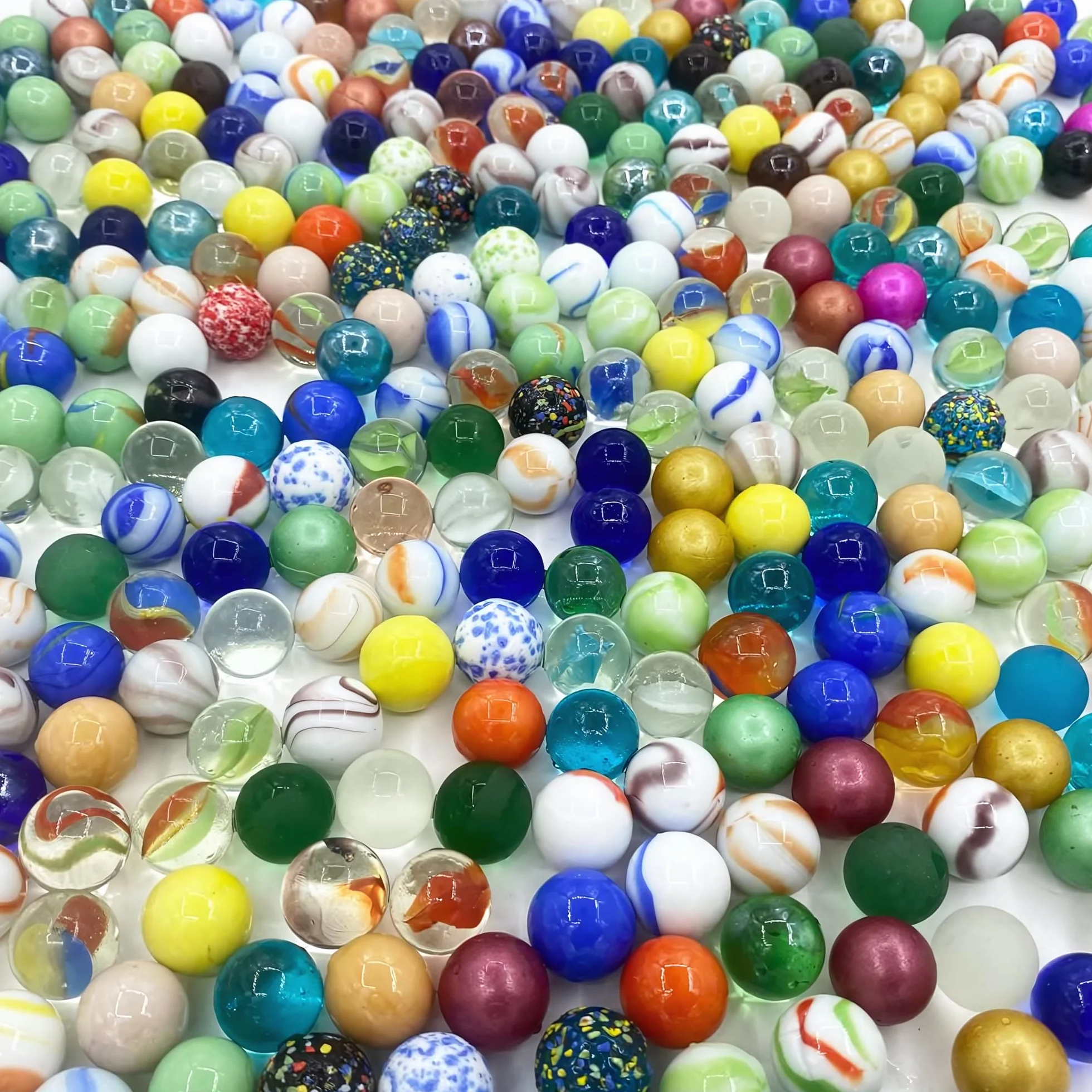 Juego de 70 bolas de cristal (16 mm x 60 - Pequeñas bolas de colores con motivos + 16 mm x 10 transparentes sin patrón), bolsa de almacenamiento para bolas de cristal, mezcla de bolas multicolores