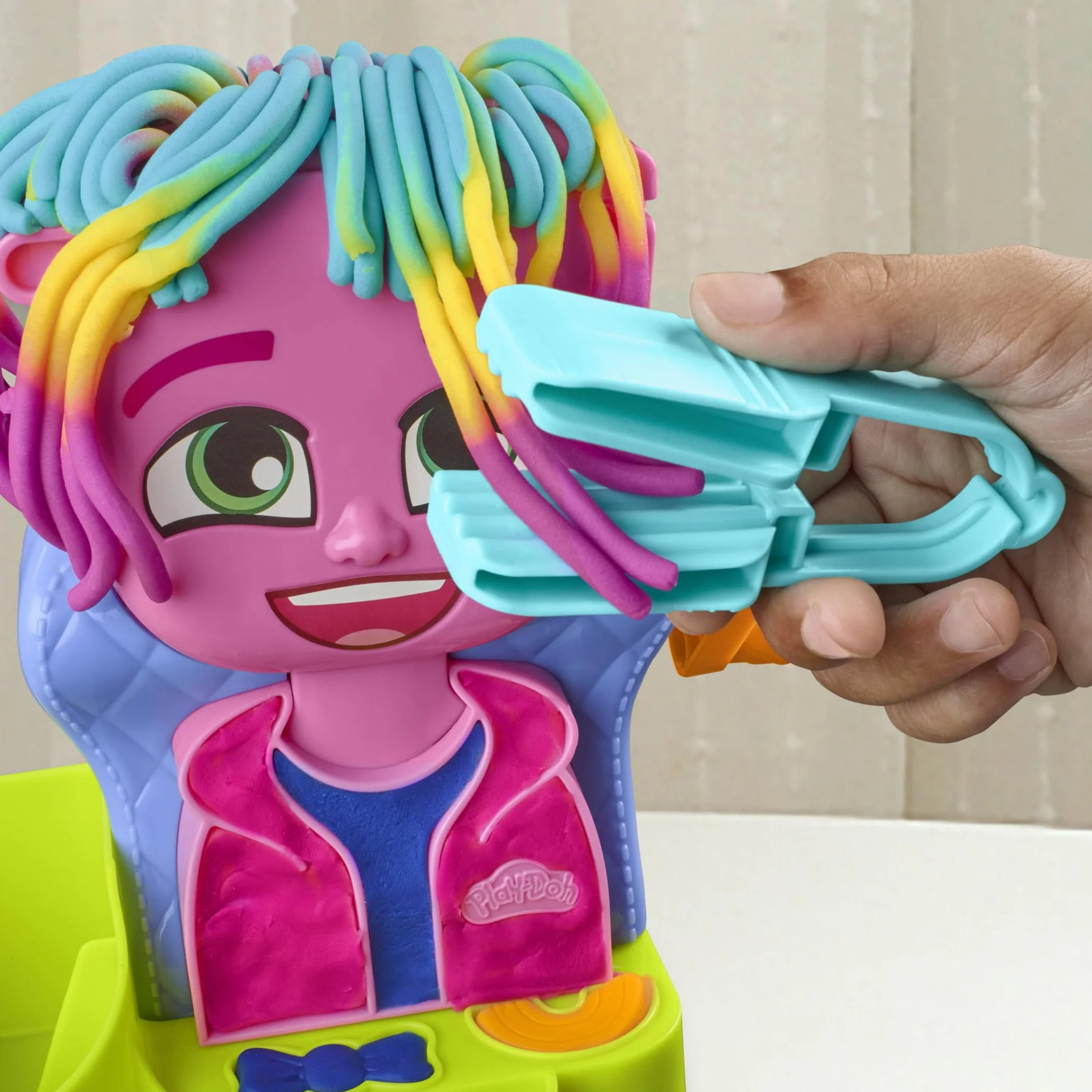 Play-Doh Hasbro Peluquería, Manualidades para Niñas y Niños a Partir de 3 Años, Set con Herramientas y 6 Botes de Plastilina de Colores, Regalo Creativo