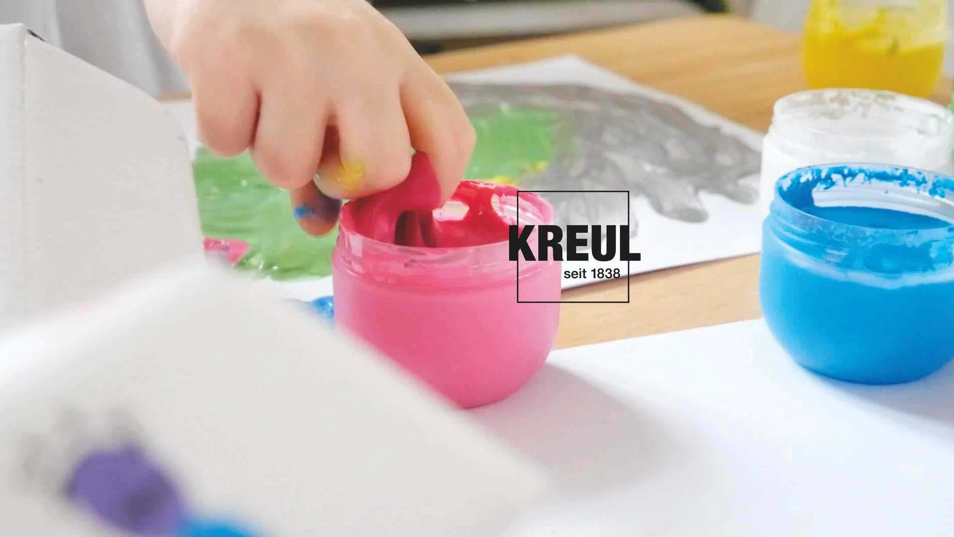 KREUL 23050 - Pintura de dedos Mucki para niños afortunados, 6 x 50 ml en amarillo, rosa, azul diamante, verde, naranja, plata dragón, sin parabenos, sin gluten, sin lactosa, vegano, lavable