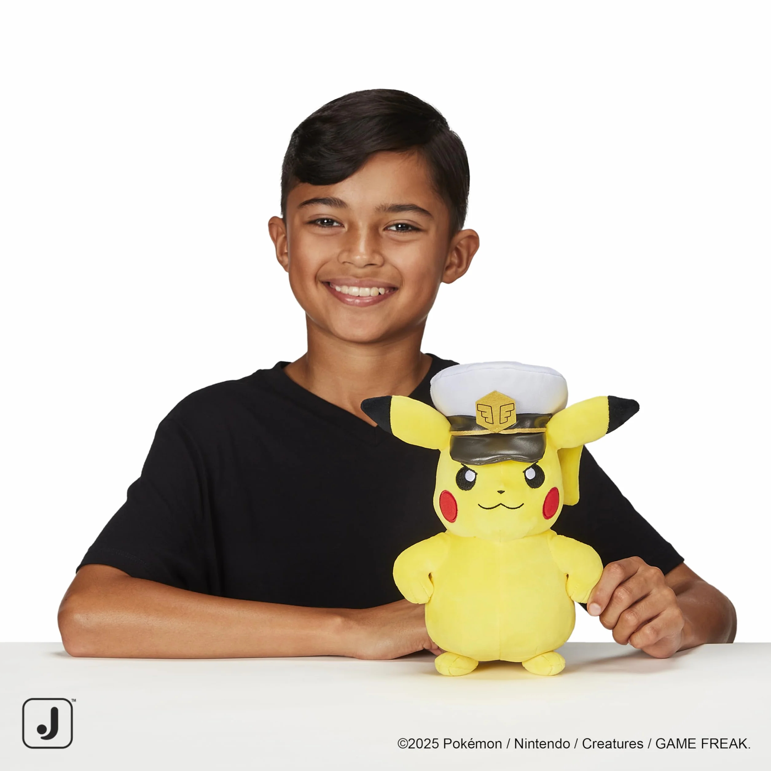 Pokémon Peluche Captain Pikachu Peluche Suave de 20 cm con Sombrero de capitán y Detalles auténticos