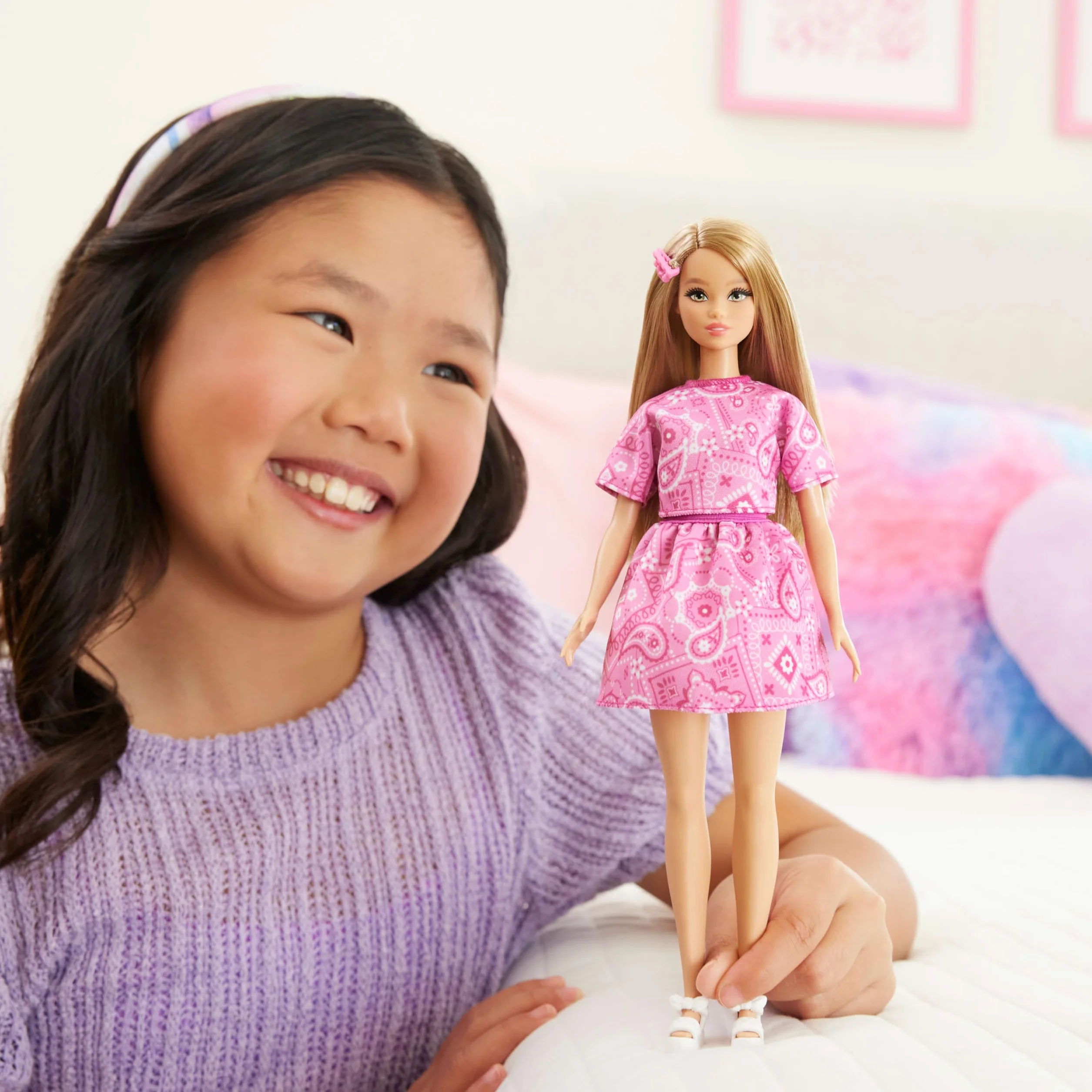 Barbie Fashionistas Style, muñeca n.º 249, con Pelo Rubio, Falda y Camisa con Estampado de Cachemir Rosa y Sandalias Blancas con Plataforma, JJN62