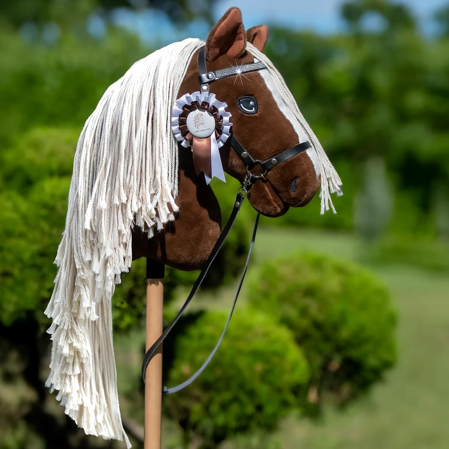 Hobby Horse A3 Sunny Dream - Caballo Alezan Oscuro con crins lavados - Red completa con frontal brillante - Flot Satén Blanco y Marrón Oferta - Juguete ecuestre para niños y adolescentes