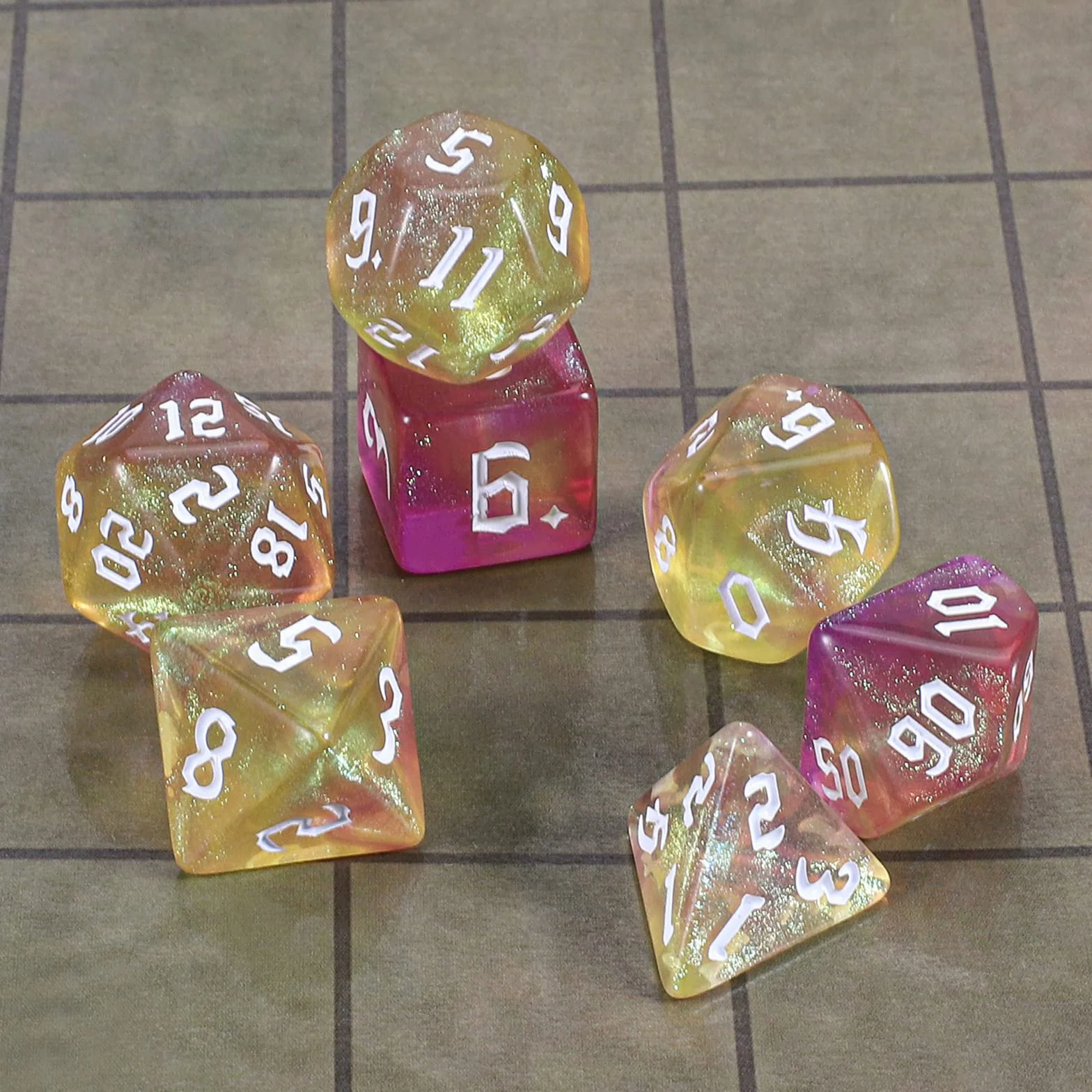 QMAY Juego de dados DND Dados Poliédricos - 7 piezas para Dungeon y Dragons MTG RPG D&D D20, D12, D10, D%, D8, D6, D4 (amarillo mezclado con púrpura + brillo)