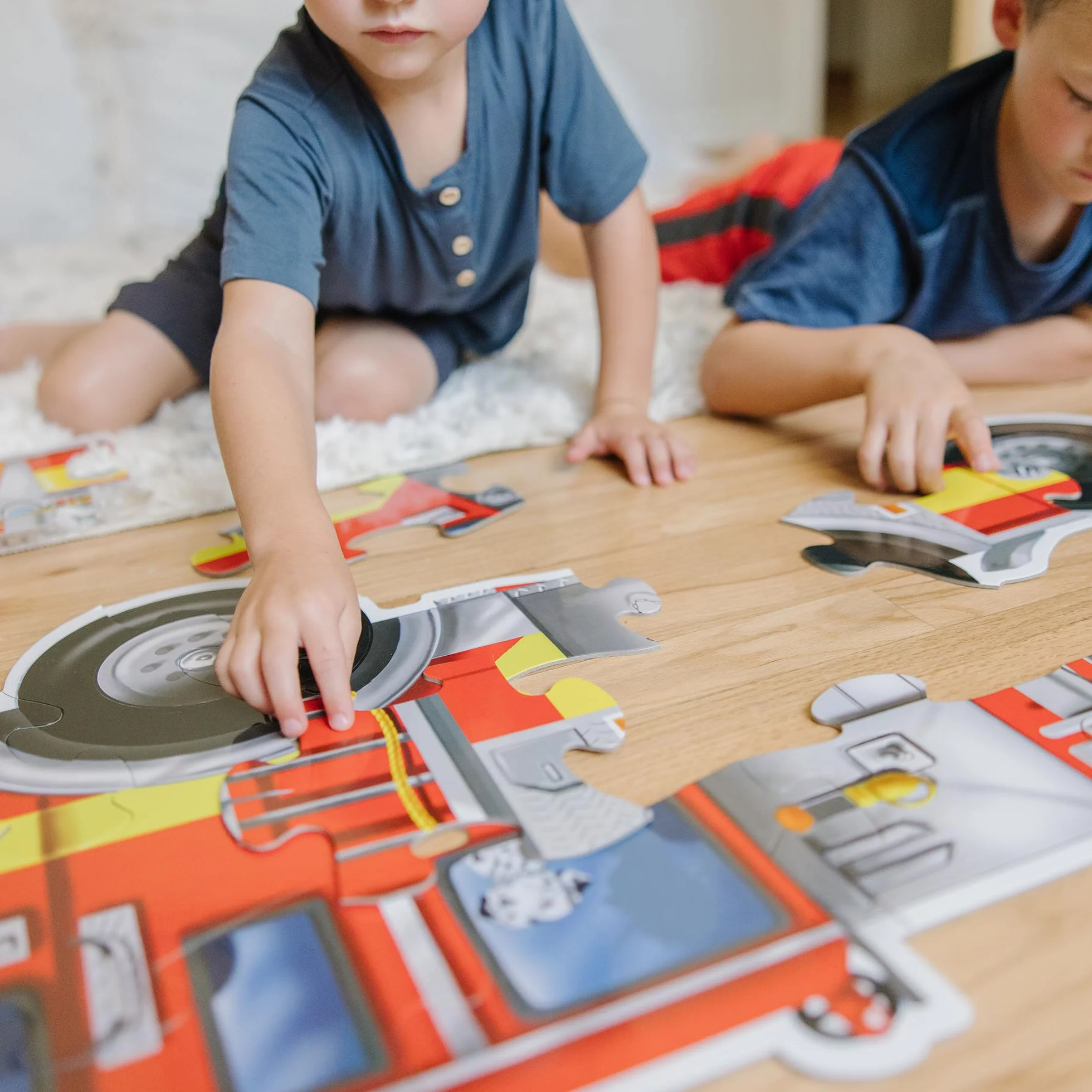 Melissa & Doug - Puzzle de Suelo de Camión de Bomberos Gigante (Superficie fácil de Limpiar, fomenta la coordinación visomotriz, 24 Piezas, 121,92 cm de Largo x 45,72 cm de Ancho)
