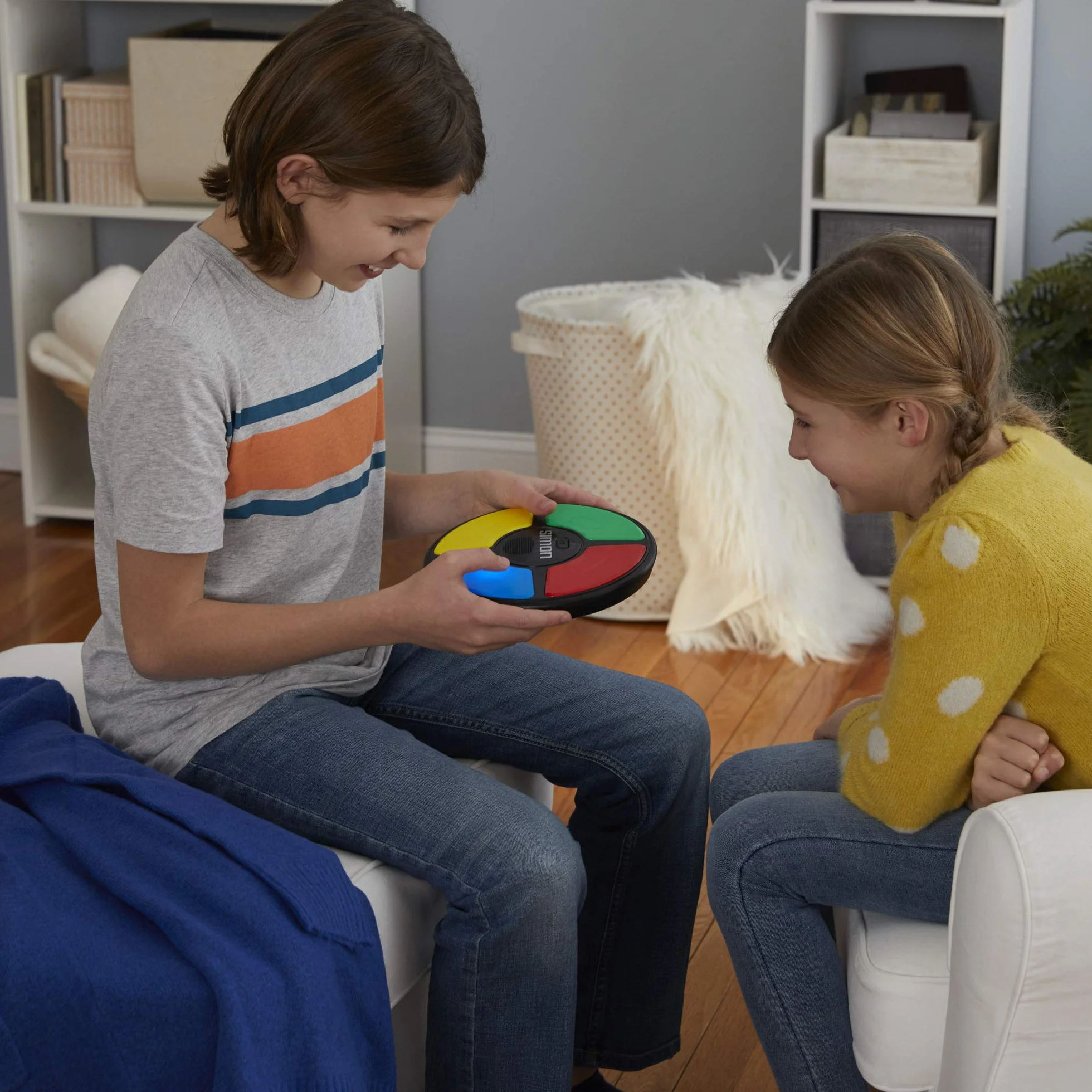 Hasbro Gaming Simon, Juguete Electrónico de Memoria, Habilidad y Estrategia, Juegos para Niños y Niñas de 8 Años, Multijugador, Luces y Sonidos