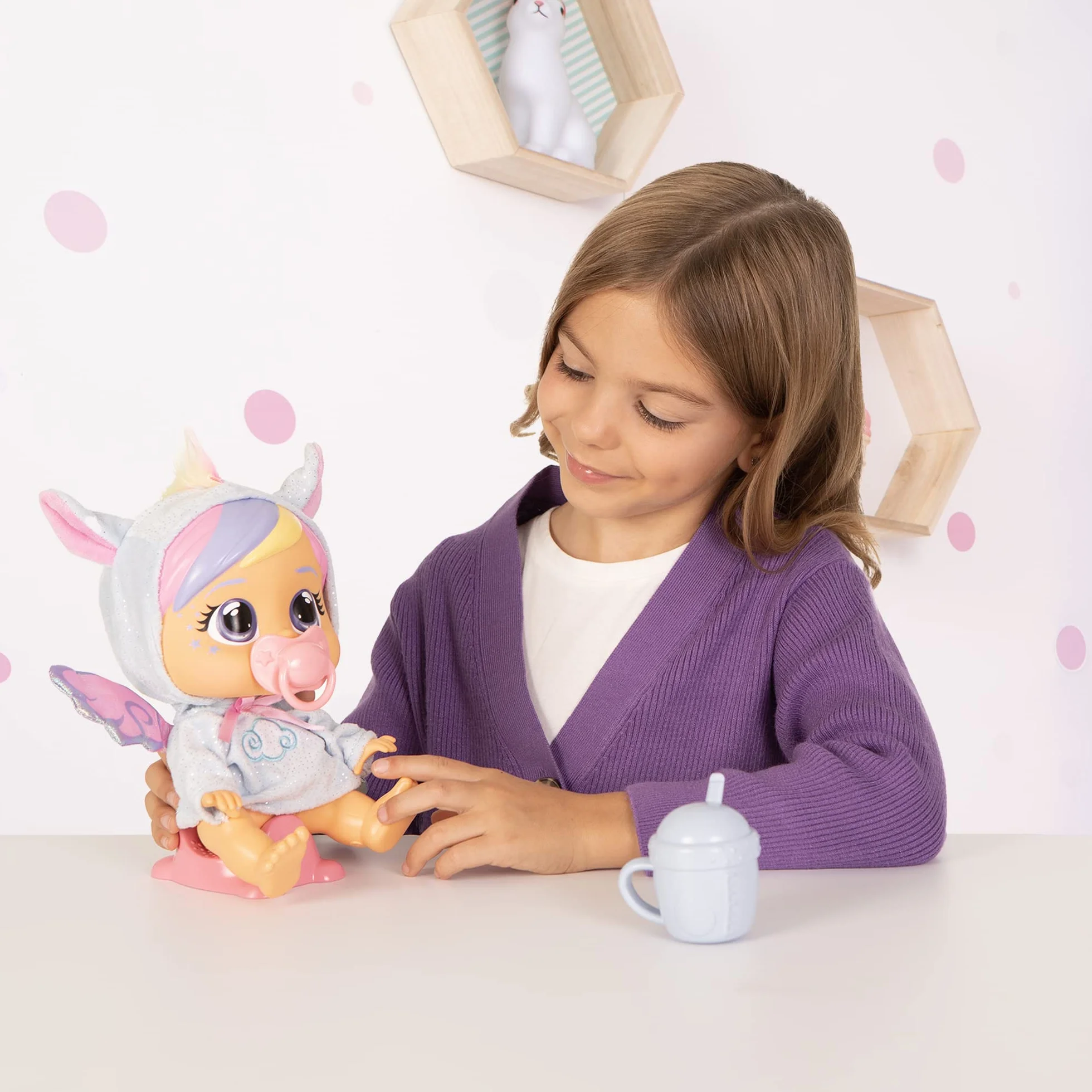 BEBÉS LLORONES Loving Care Fantasy Jenna | Muñeca bebé Que Llora lágrimas de Verdad con Pijama y 3 Accesorios - Juguete y Regalo para Niños y Niñas de 3 Años o Más